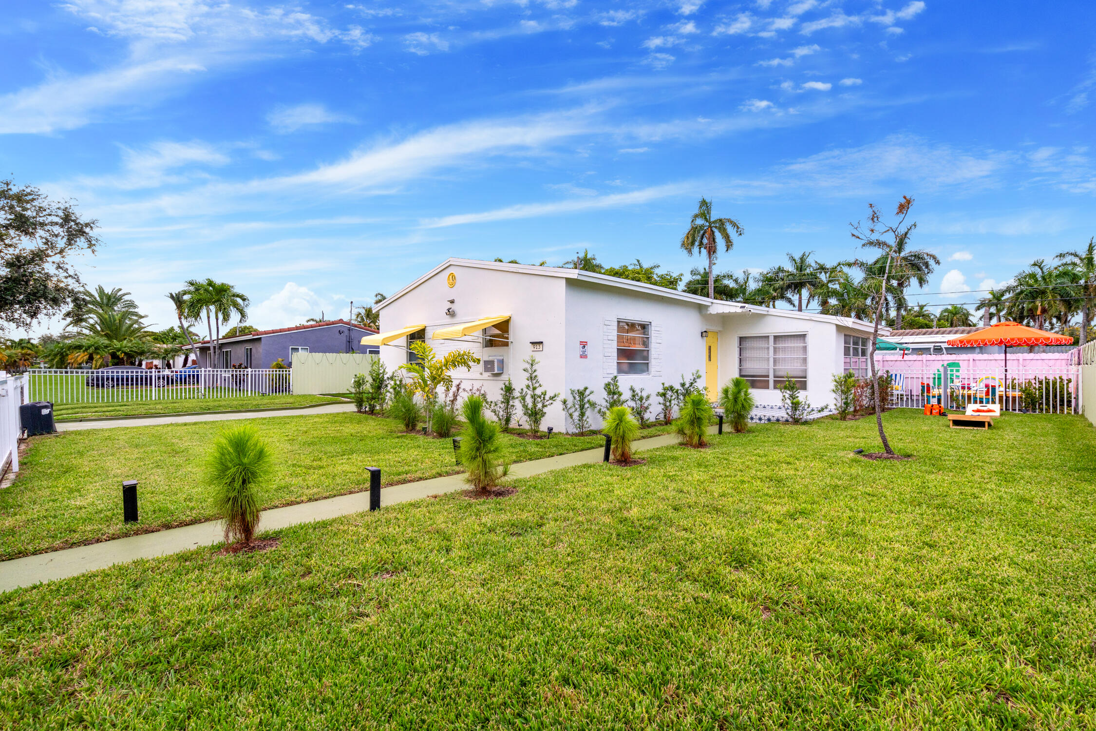 Hallandale Sunshine - House Exterior (2)