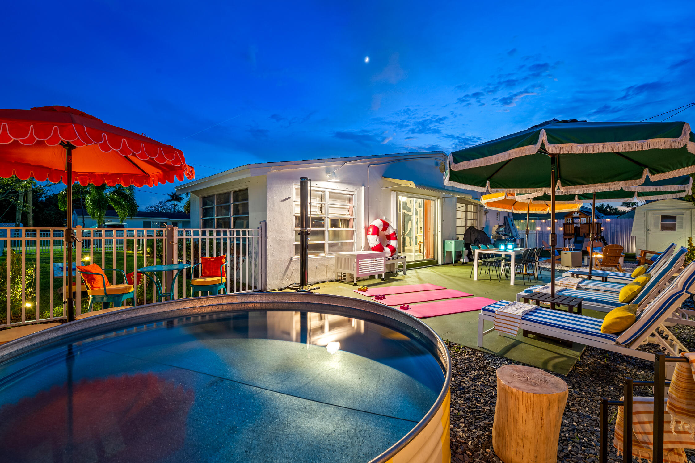 Hallandale Sunshine - Outdoor at night (