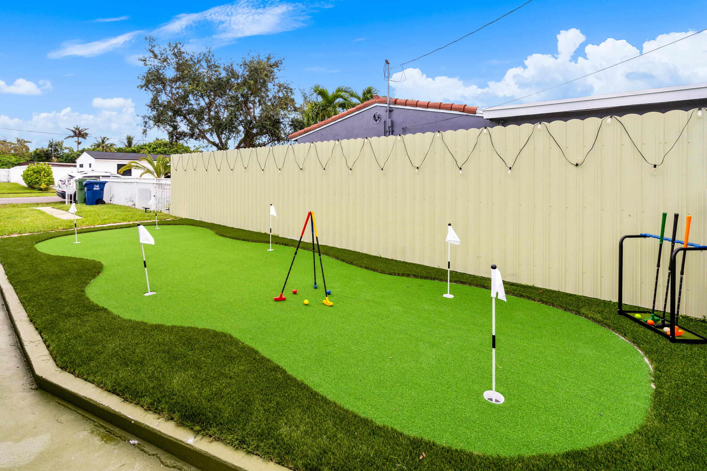 Hallandale Sunshine - Putting Green