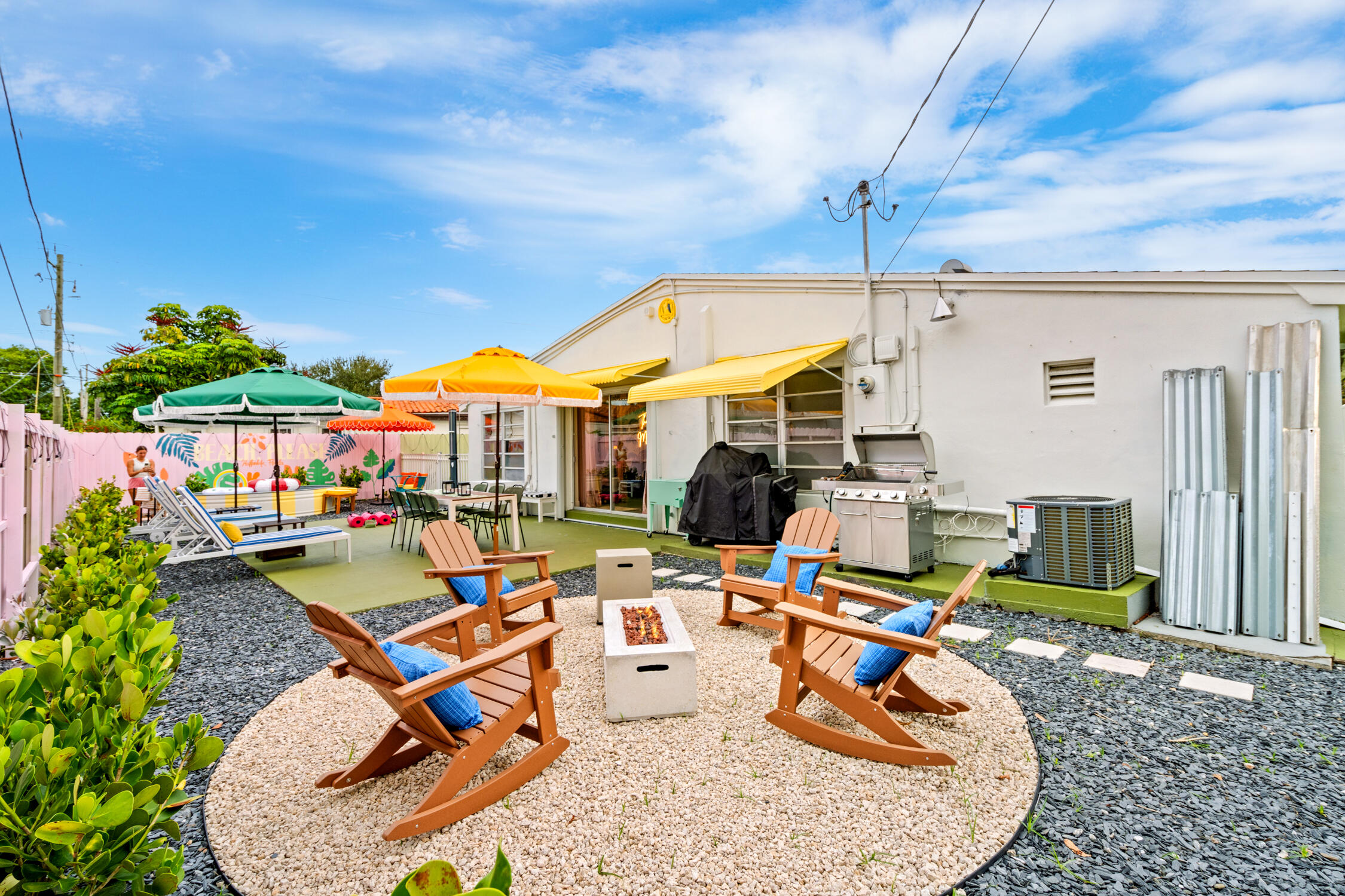 Hallandale Sunshine - Firepit with house