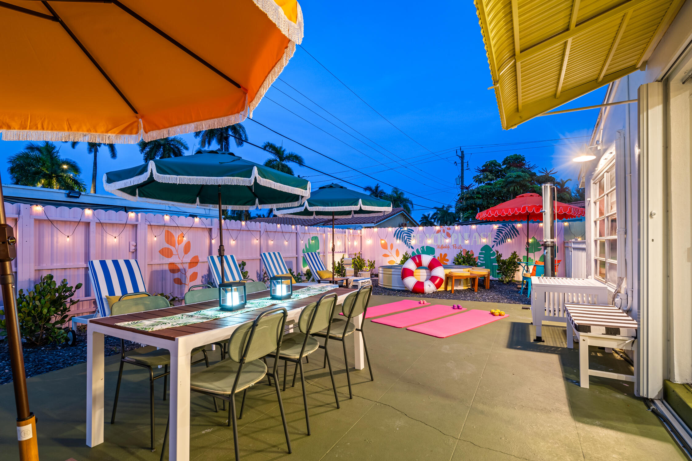 Hallandale Sunshine - Dining area at nig