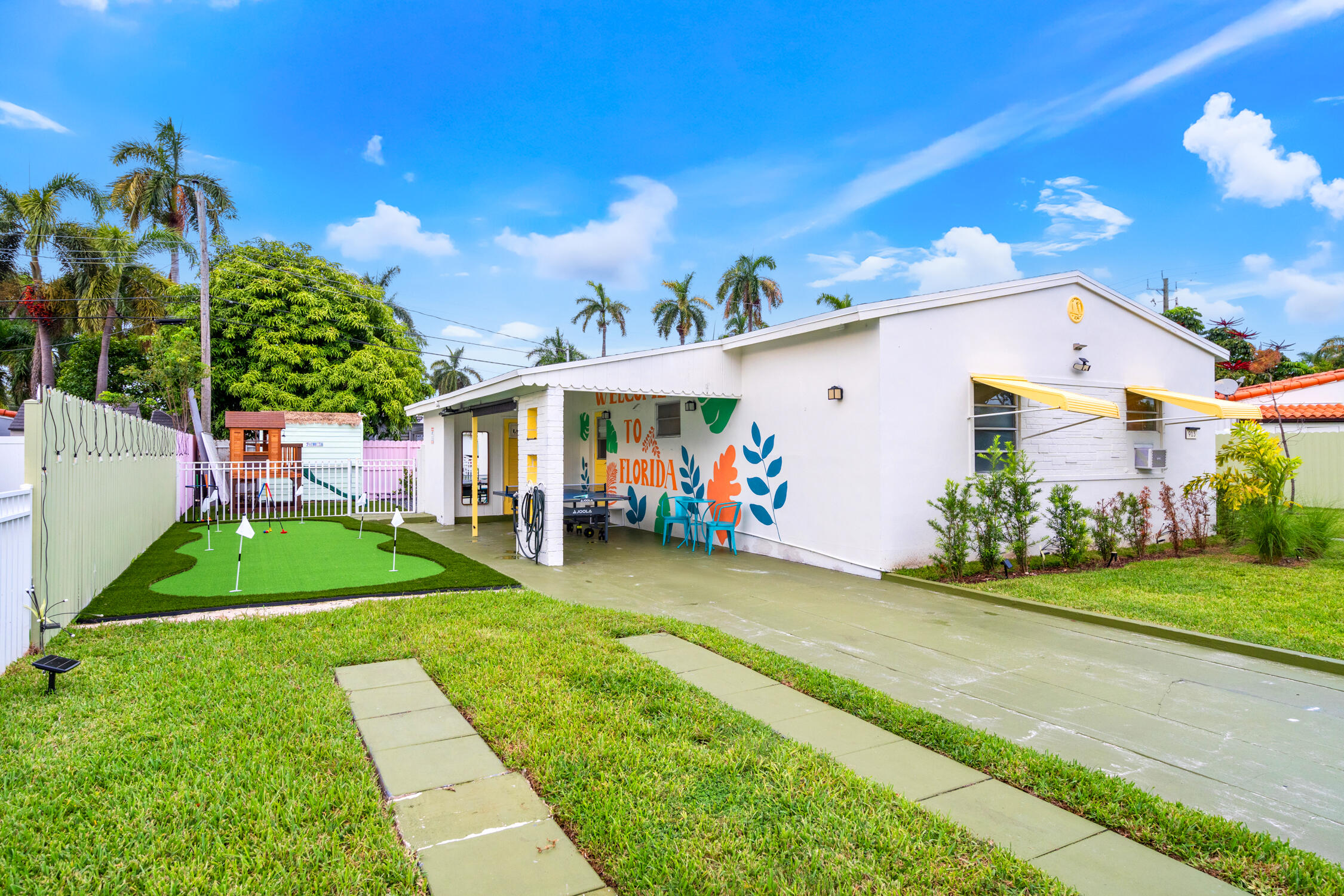 Hallandale Sunshine - House Exterior