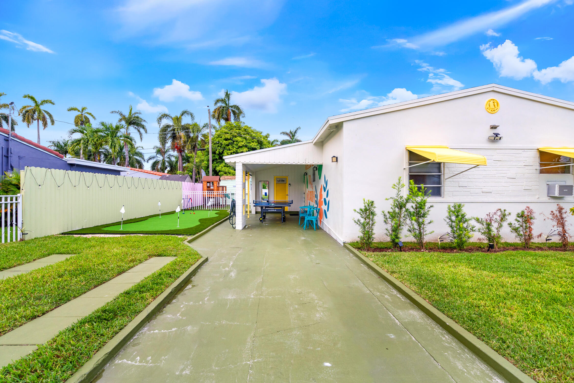 Hallandale Sunshine - House Exterior (1)