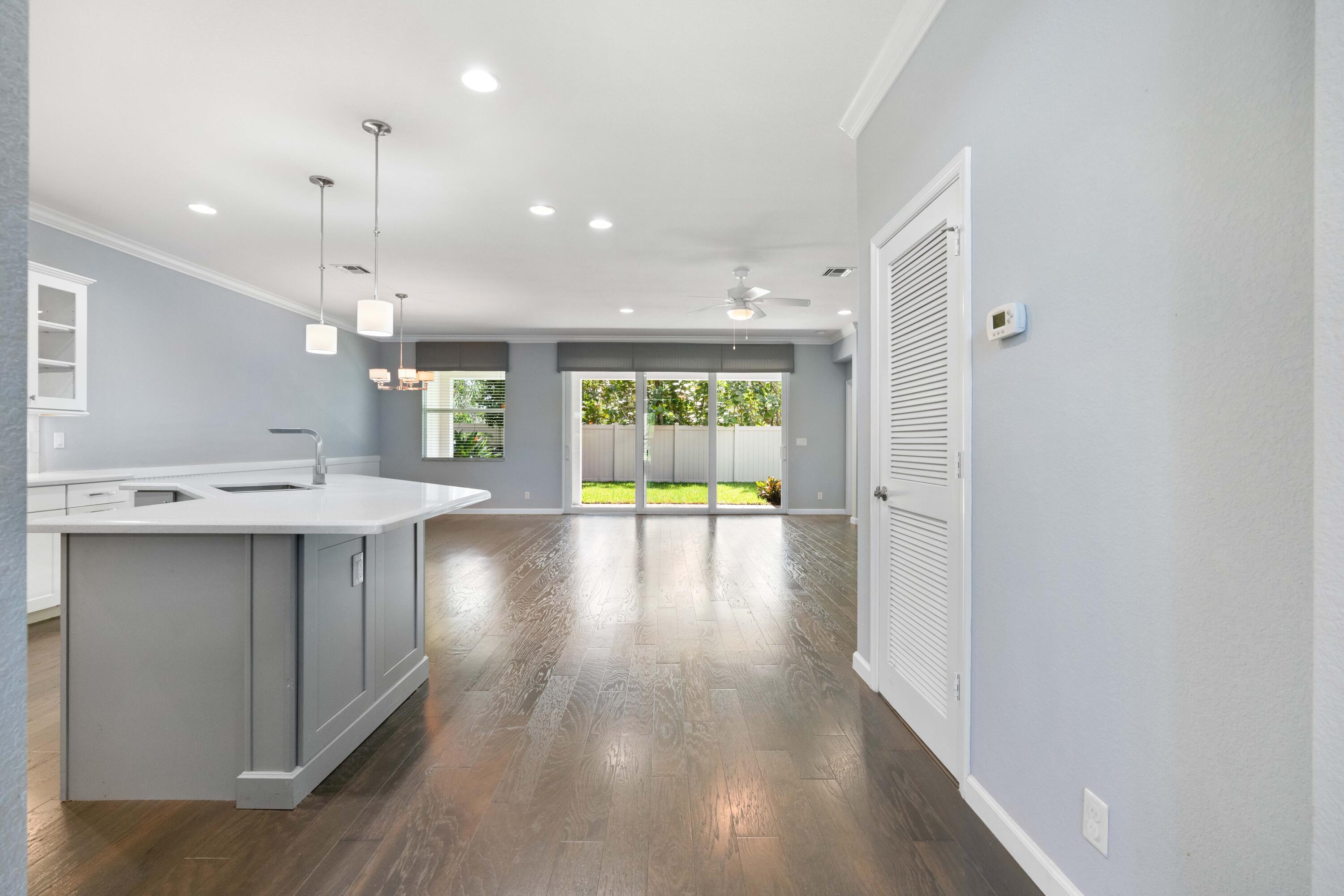 Foyer to Kitchen Foyer to Kitchen