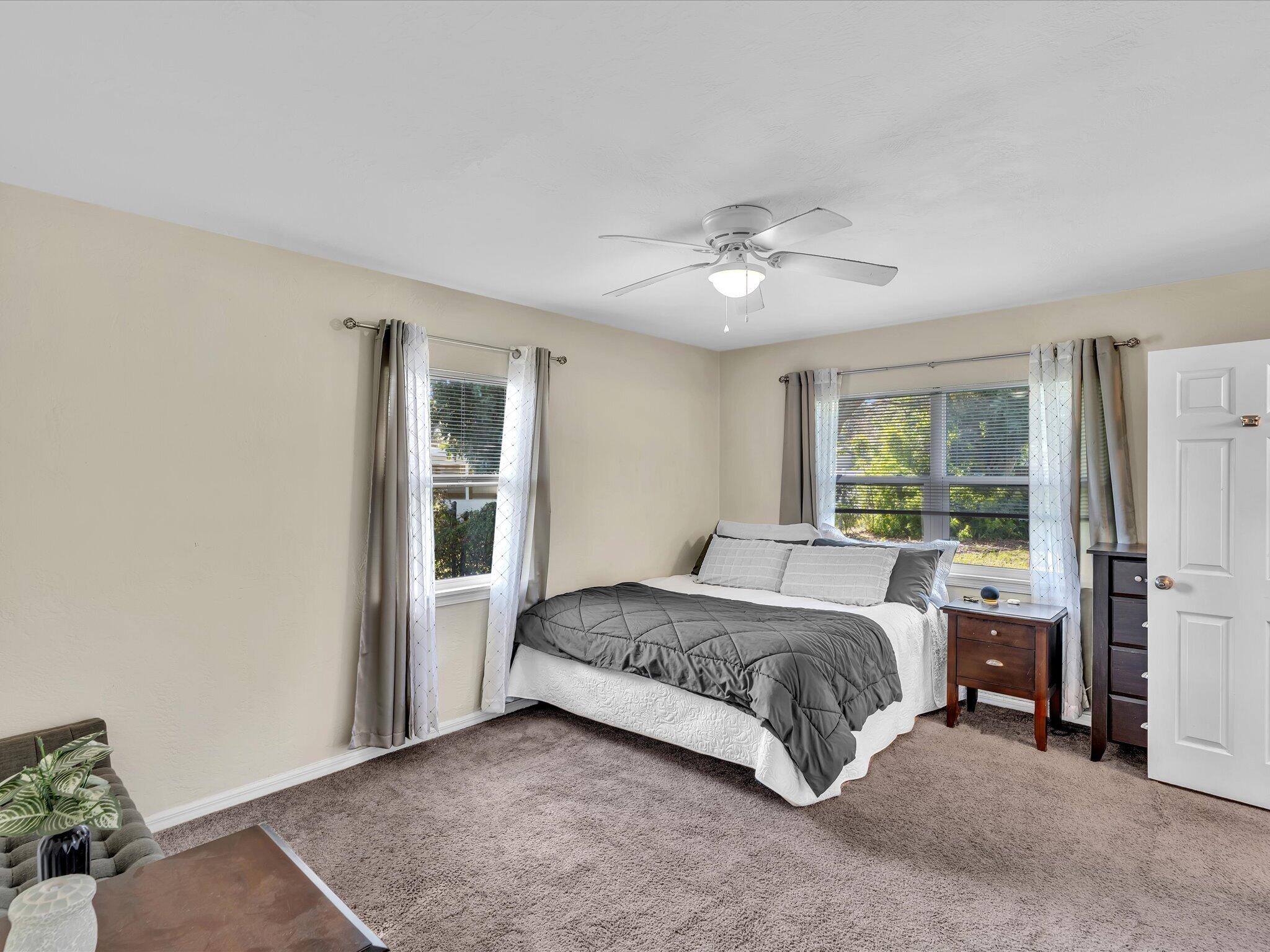 Primary w En Suite Bath, Walk in Closet