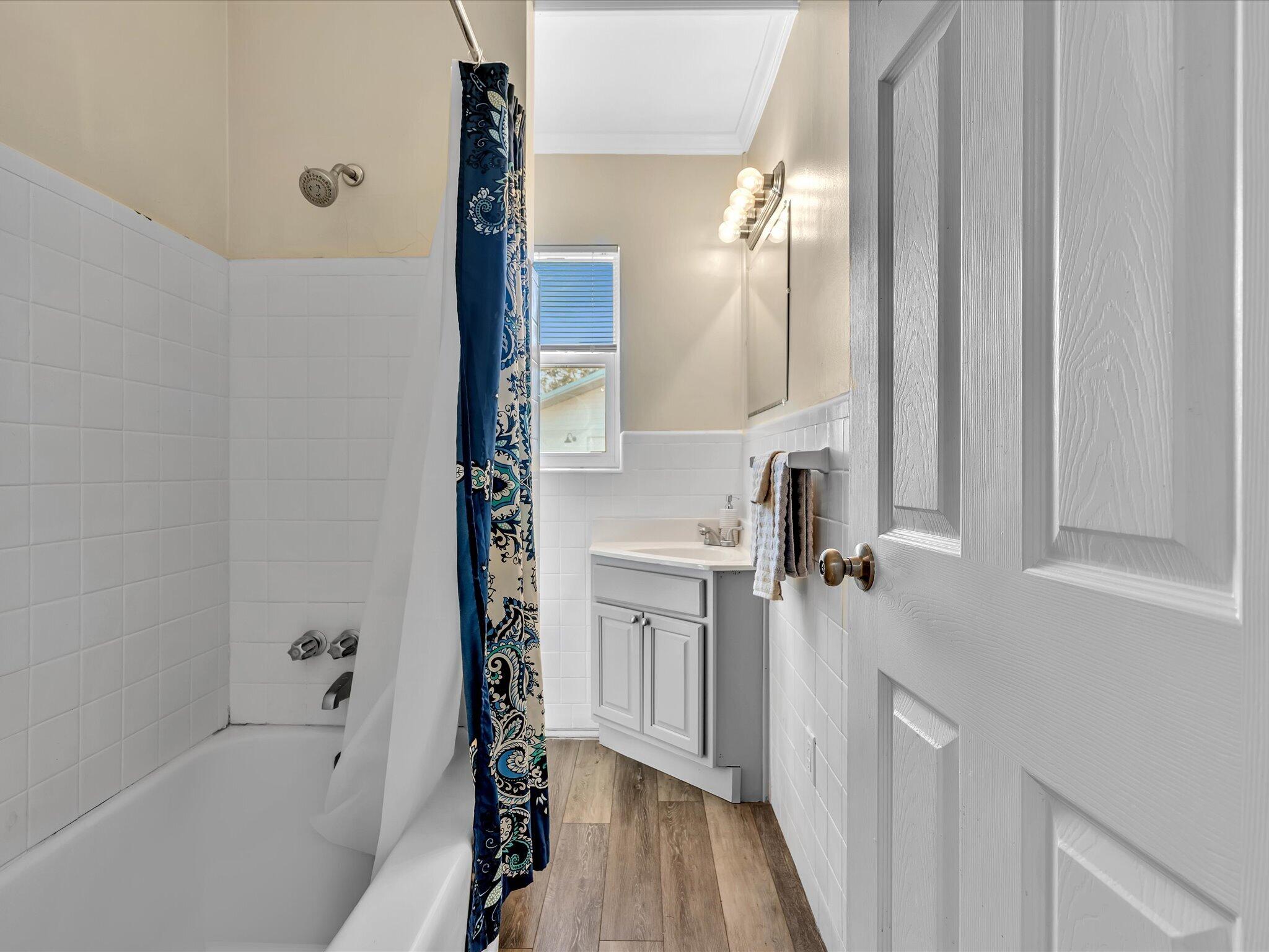Guest Bath with Tub