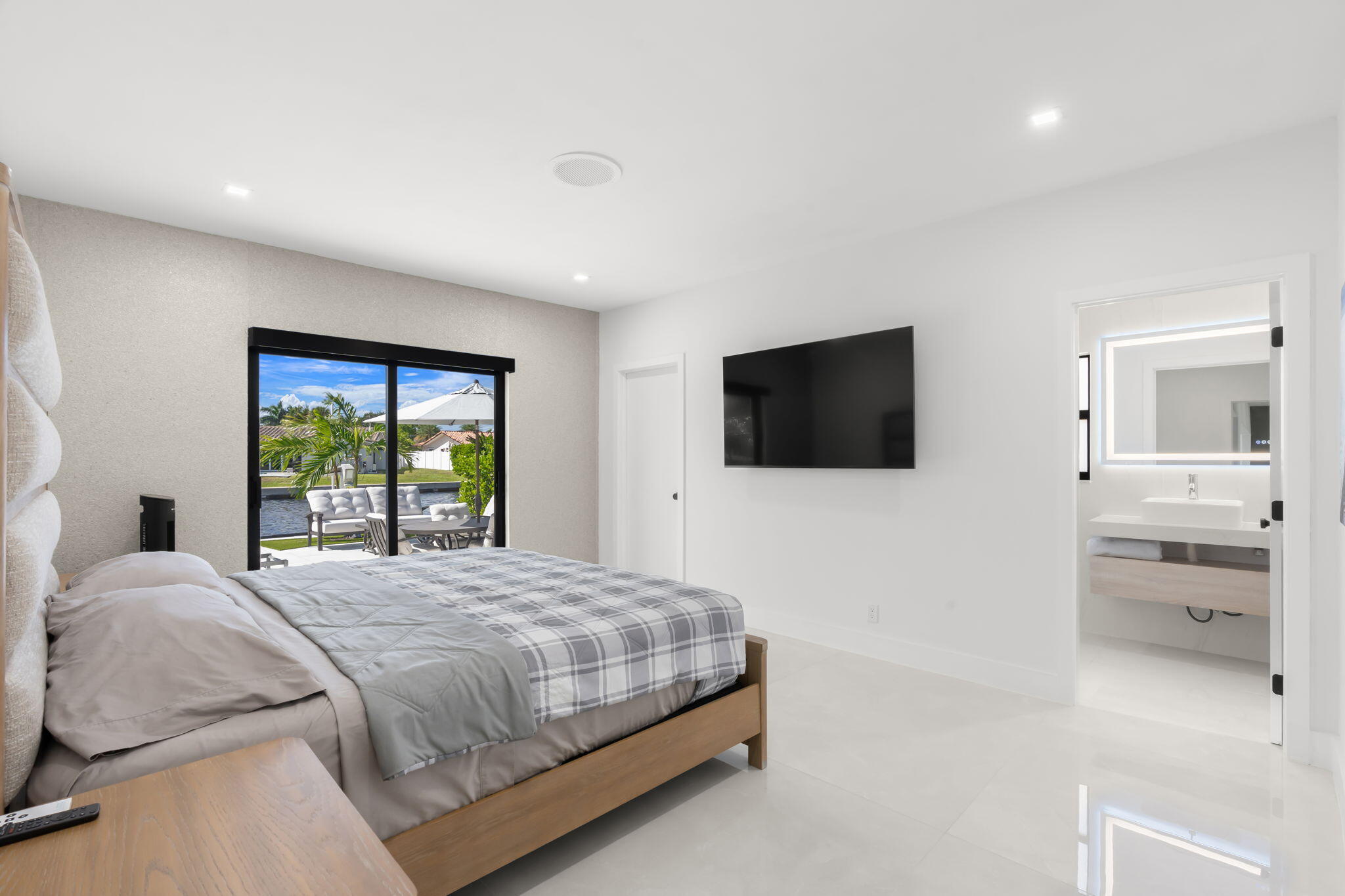 6-web-or-mls-5641 Bayview Dr, Fort Laude