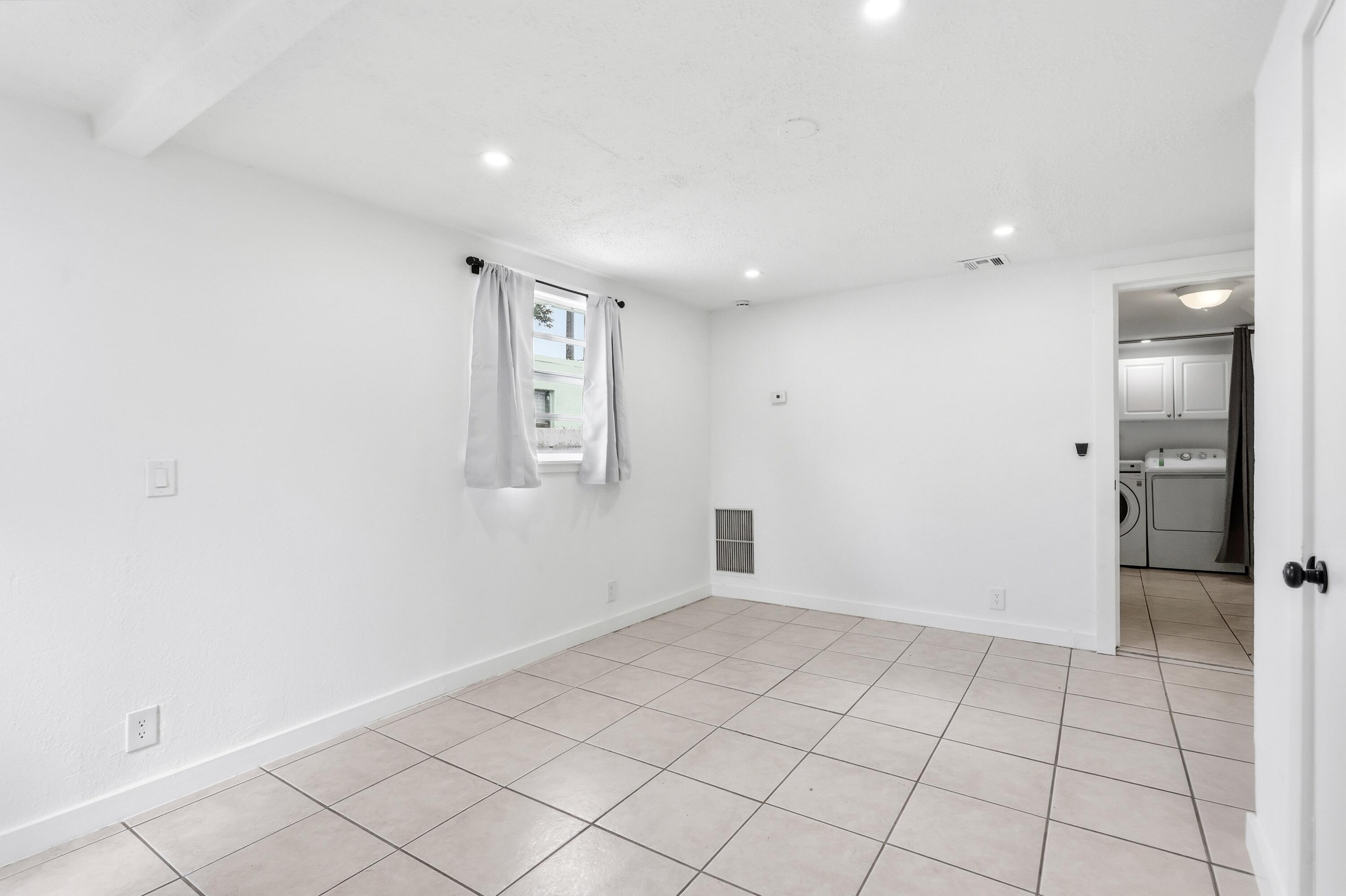 Front room/iiving room/Bed 2