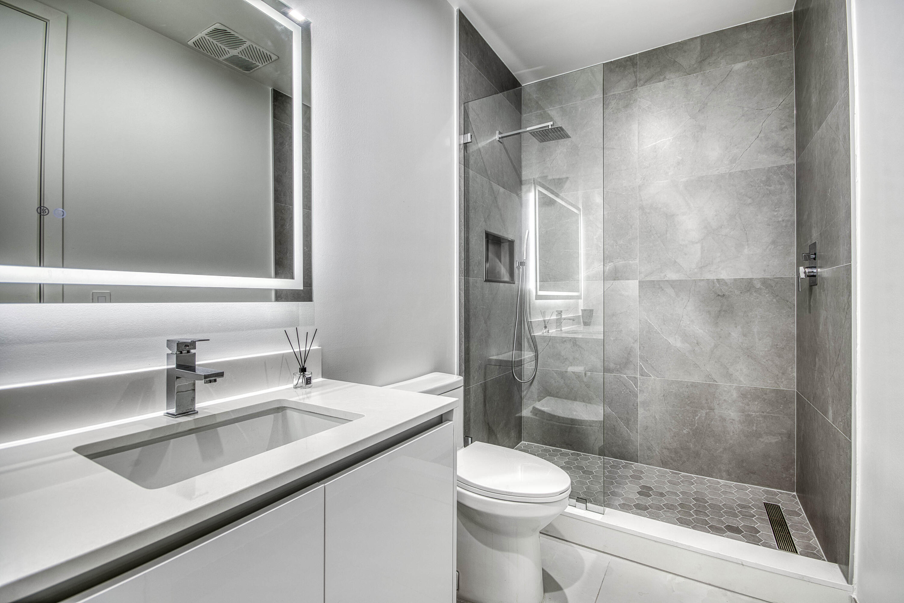 Bedroom 2 Ensuite Bath