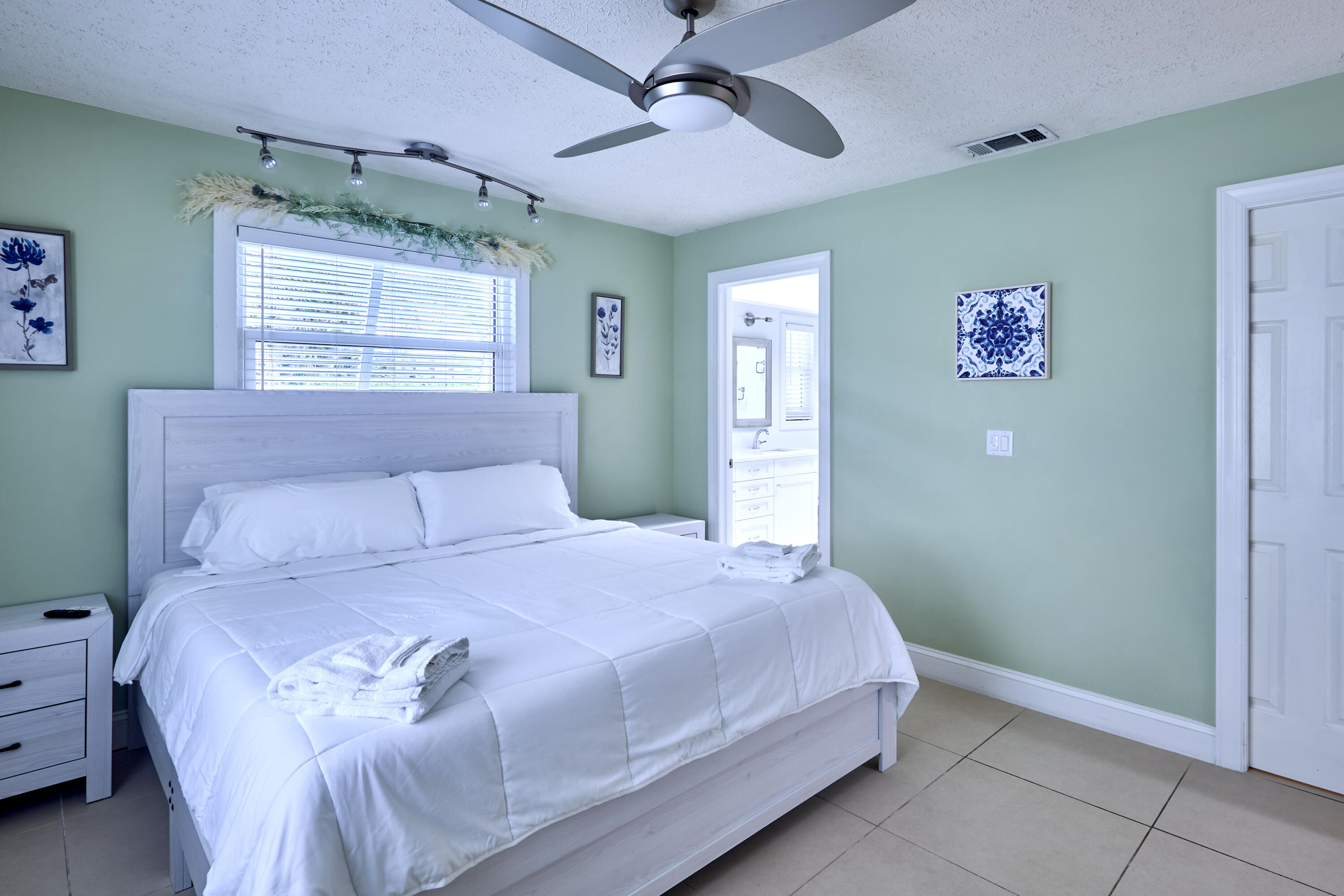 Bedroom_1B_8308_