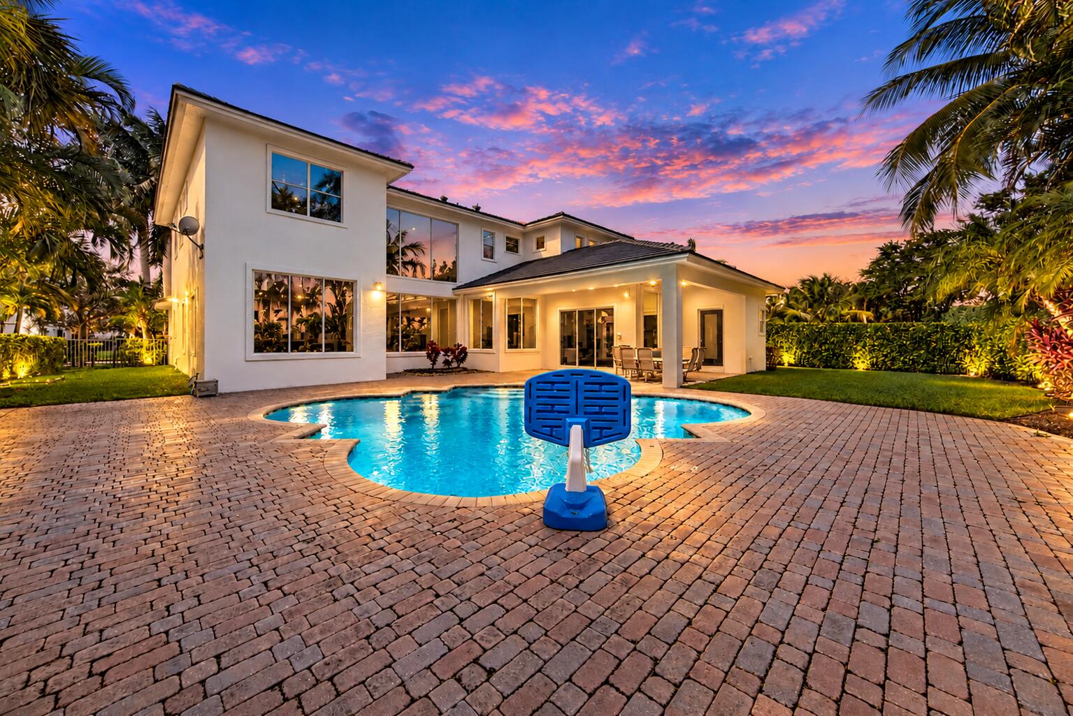 Twilight Luxury Poolside Retreat-3