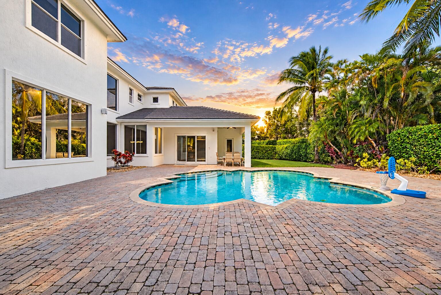 Luxurious Tropical Poolside Retreat