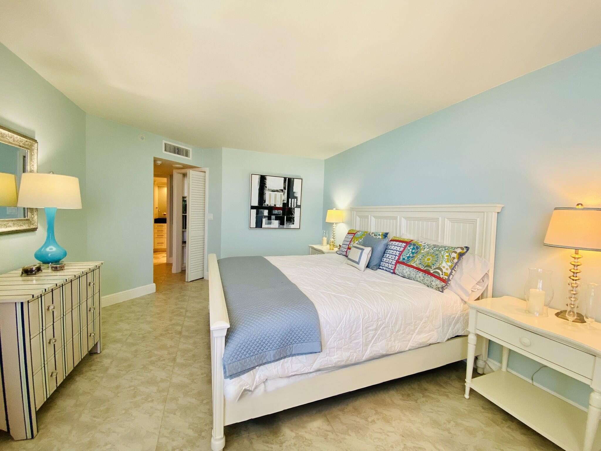 Bright & Spacious Primary Bedroom w/Walk-In Closet & Ensuite Full Bath