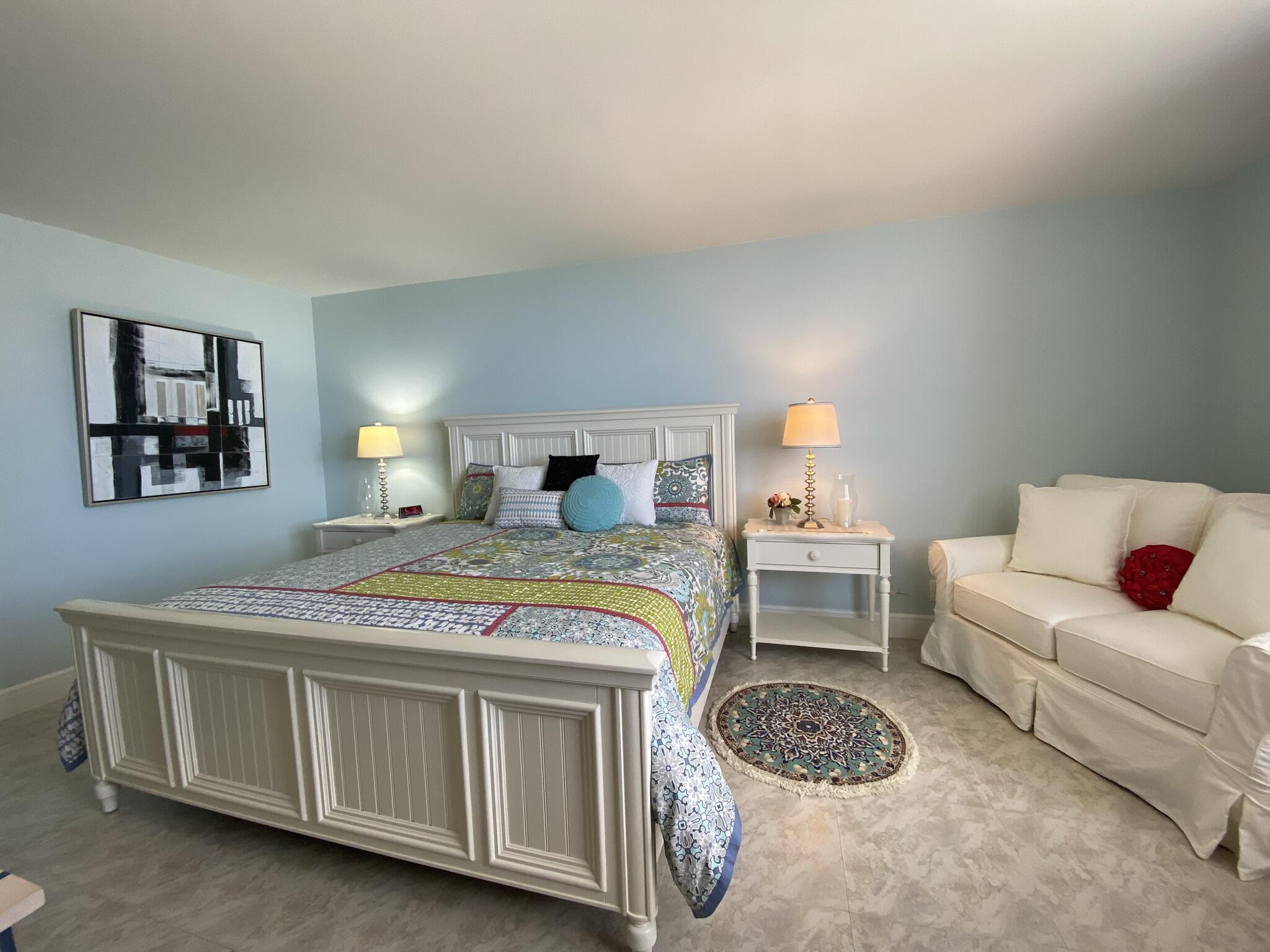 Bright & Spacious Primary Bedroom w/Walk-In Closet & Ensuite Full Bath