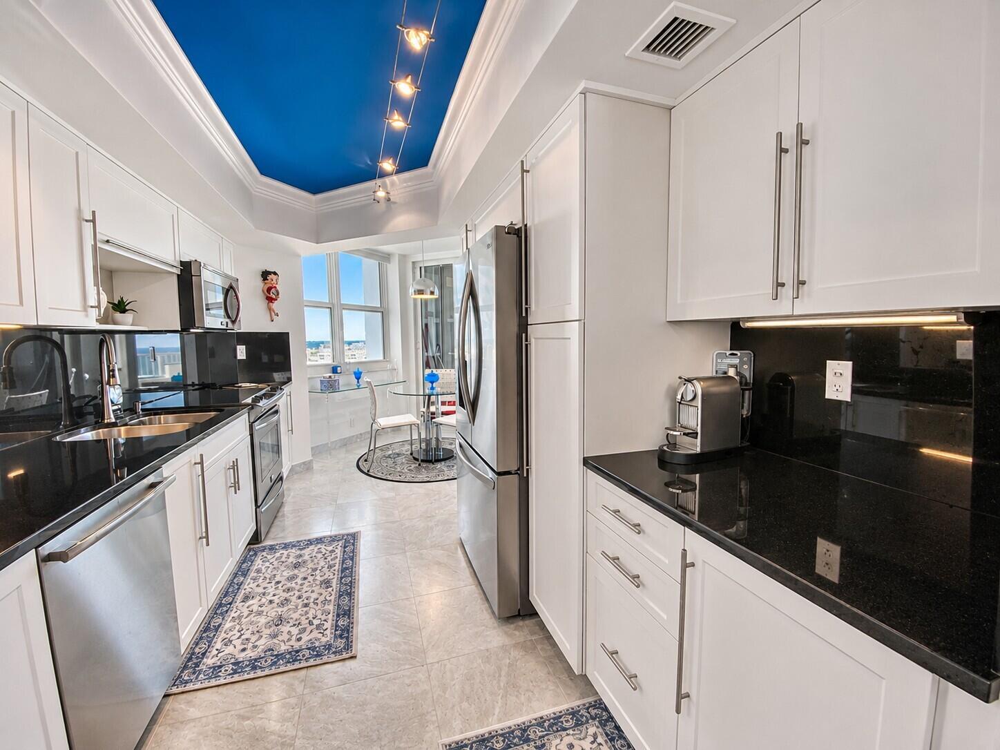 Bright and Spacious Kitchen w/Eat-In Area