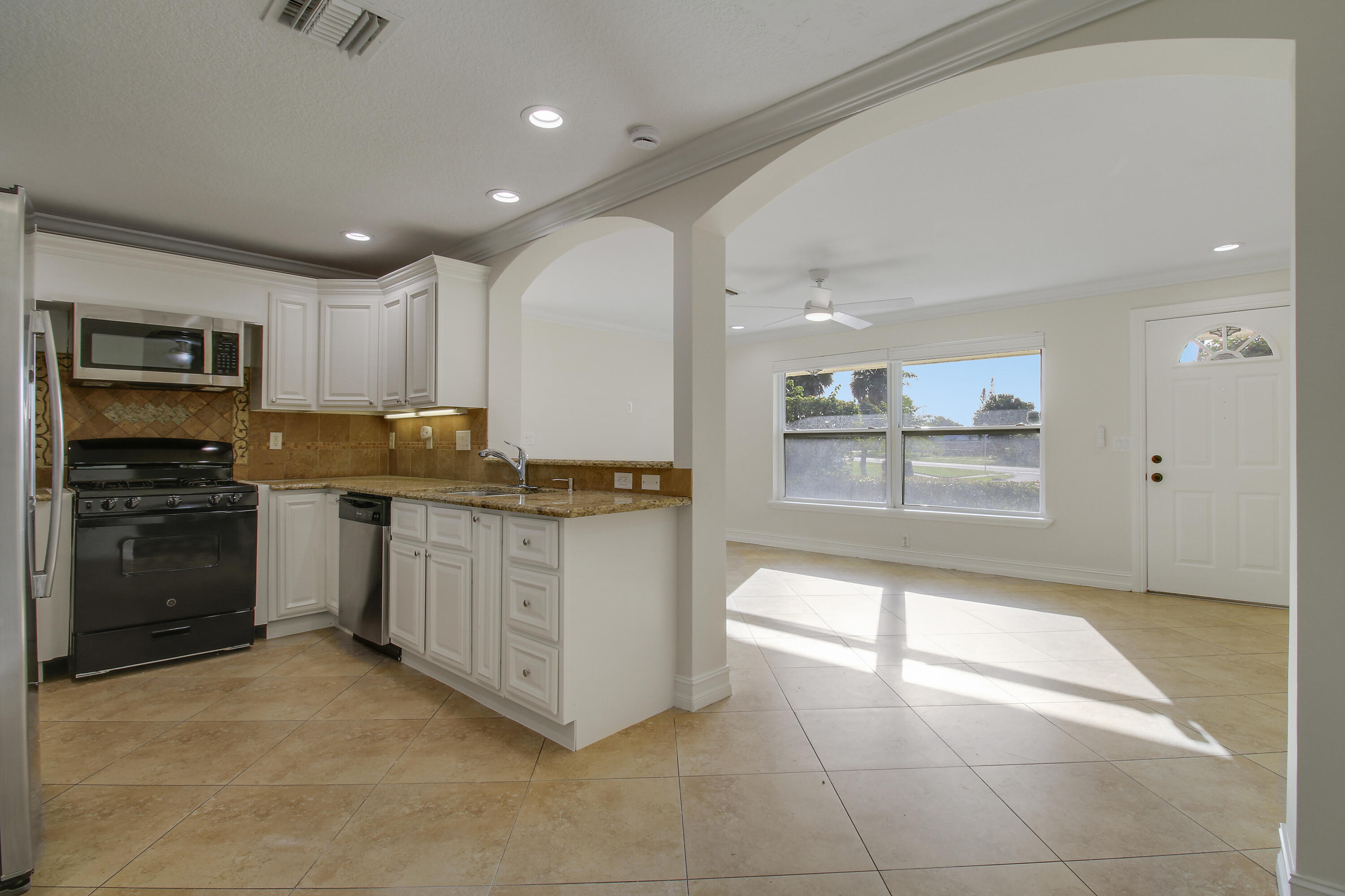 Kitchen / Living Room Kitchen / Living Room