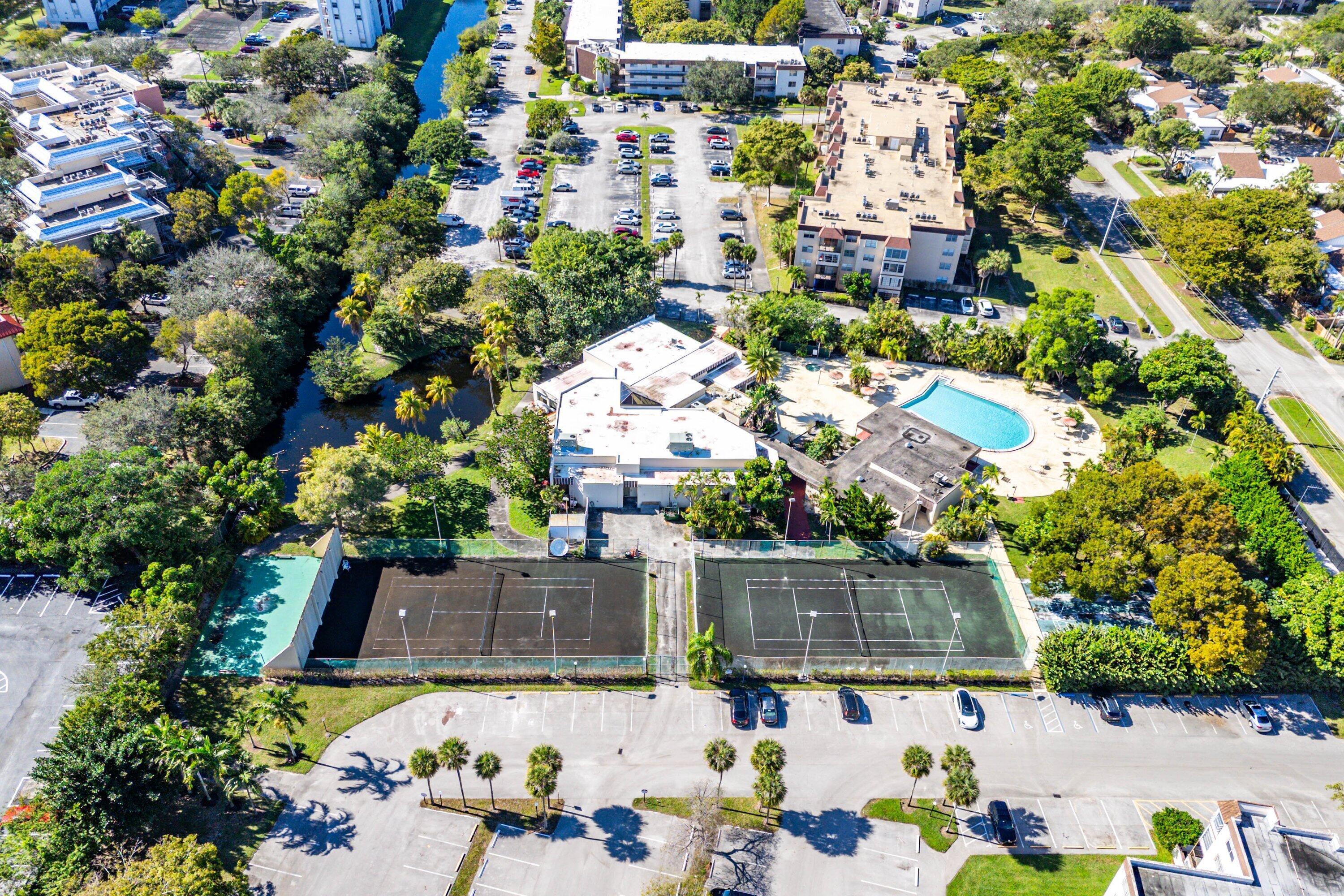Tennis courts, clubhouse and Pool