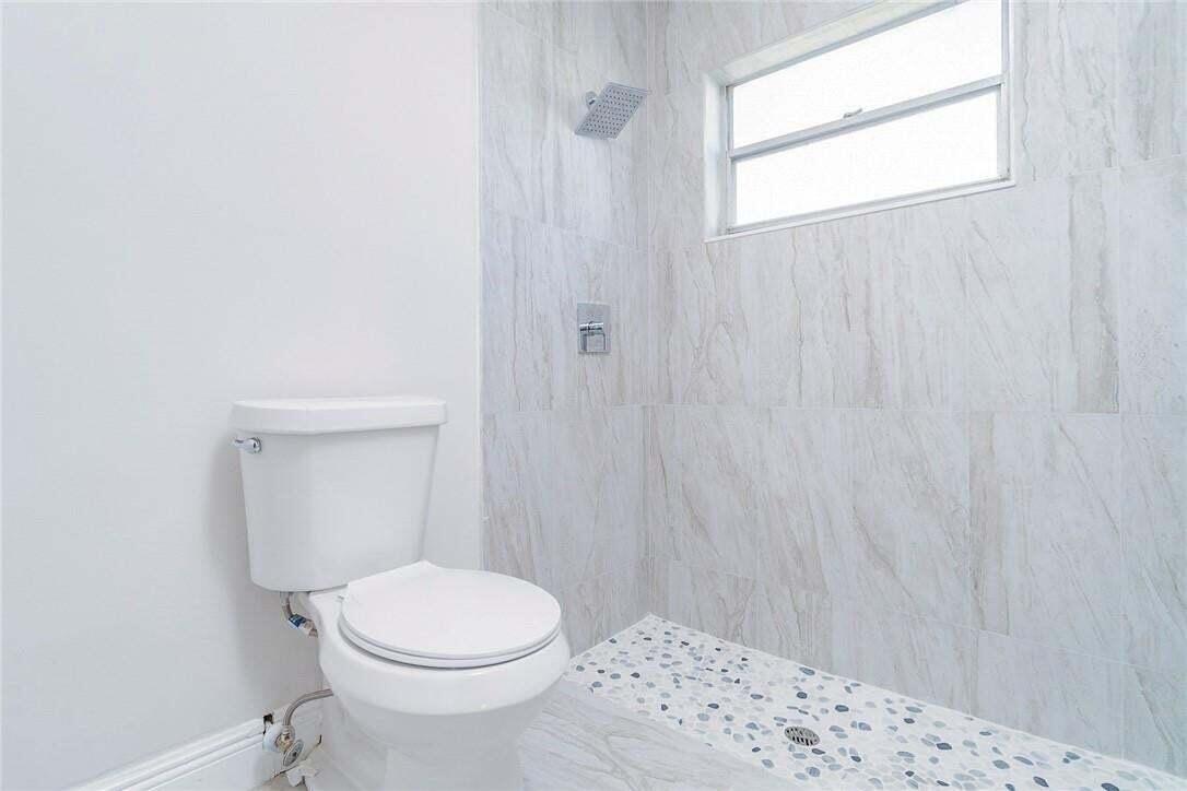 Master bathroom (2)