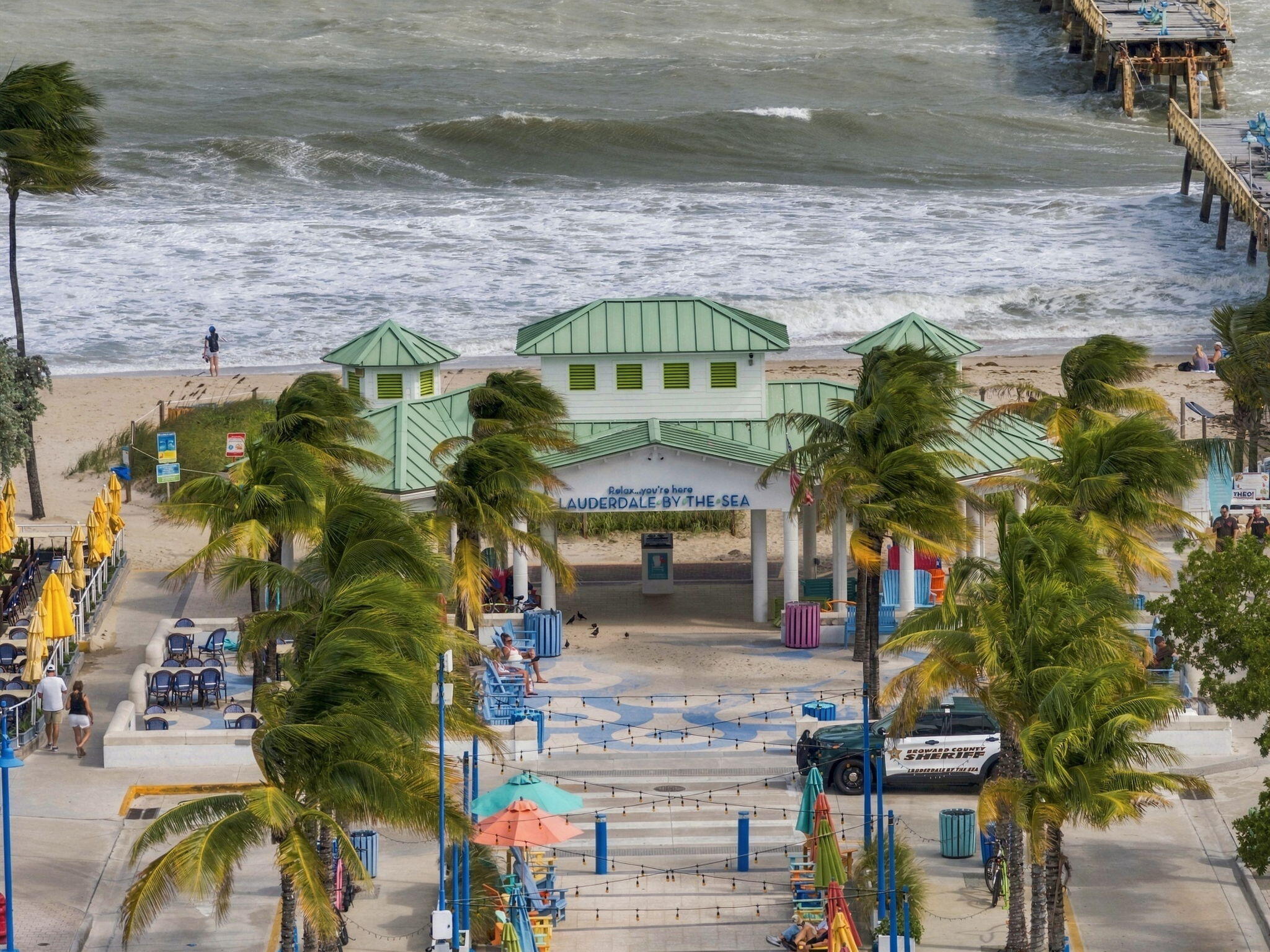 DOWNTOWN LAUDERDALE BY THE SEA SHOPS & RESTAURANTS ARE ABOUT 7 BLOCKS AWAY.