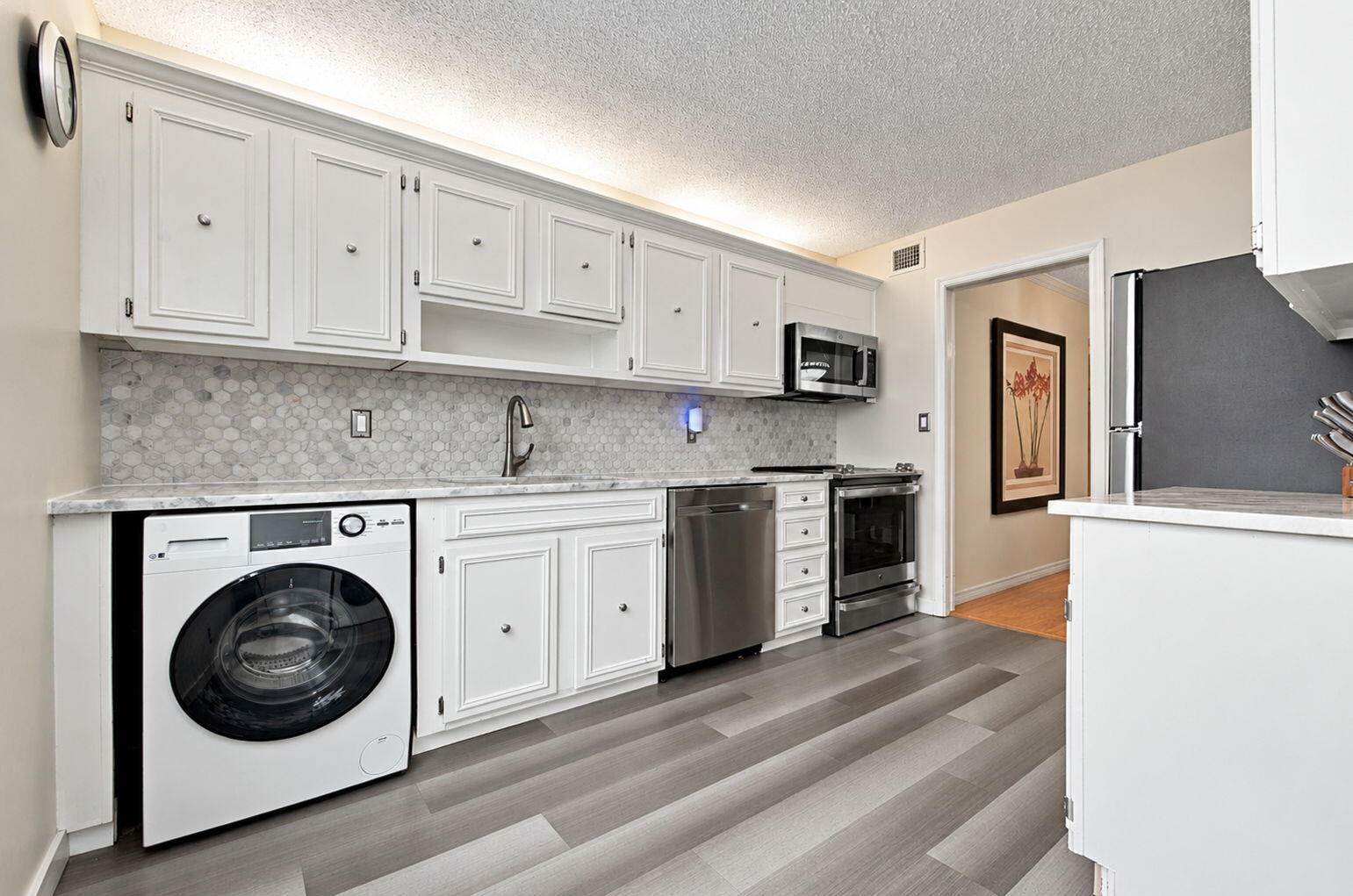 KITCHEN WITH 3 YEAR YOUNG STAINLESS STEEL APPLIANCES AND STEAM WASHER AND...