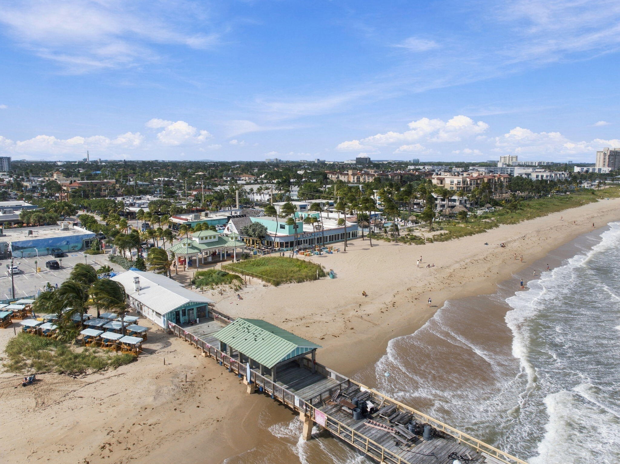 DOWNTOWN SHOPS & RESTAURANTS BY THE BEACH...