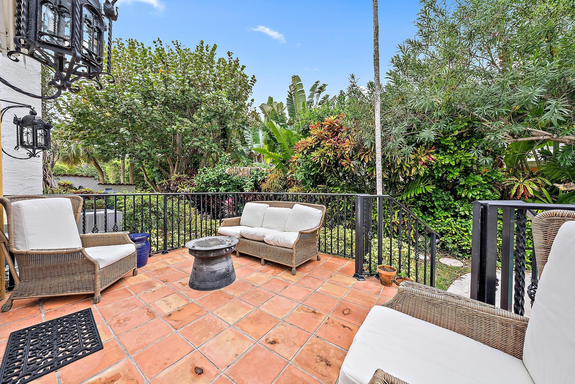 325 Seaspray Avenue-15