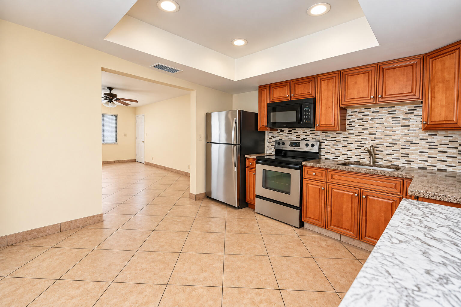 CEO_FILMZZZ_Kitchen_Door_Closed_MLS