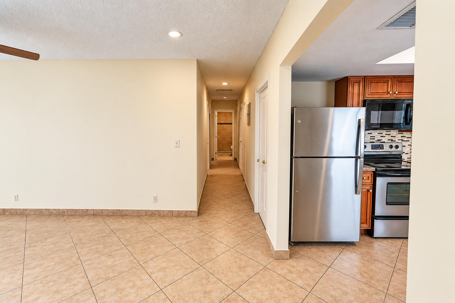CEO_FILMZZZ_Hallway_Door_MLS