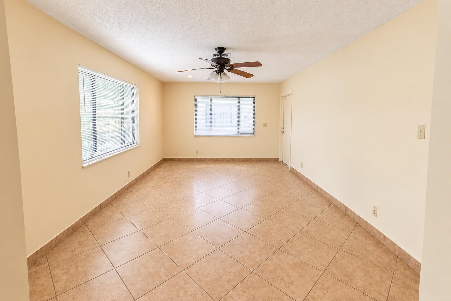 CEO_FILMZZZ_Living_Room_MLS-3
