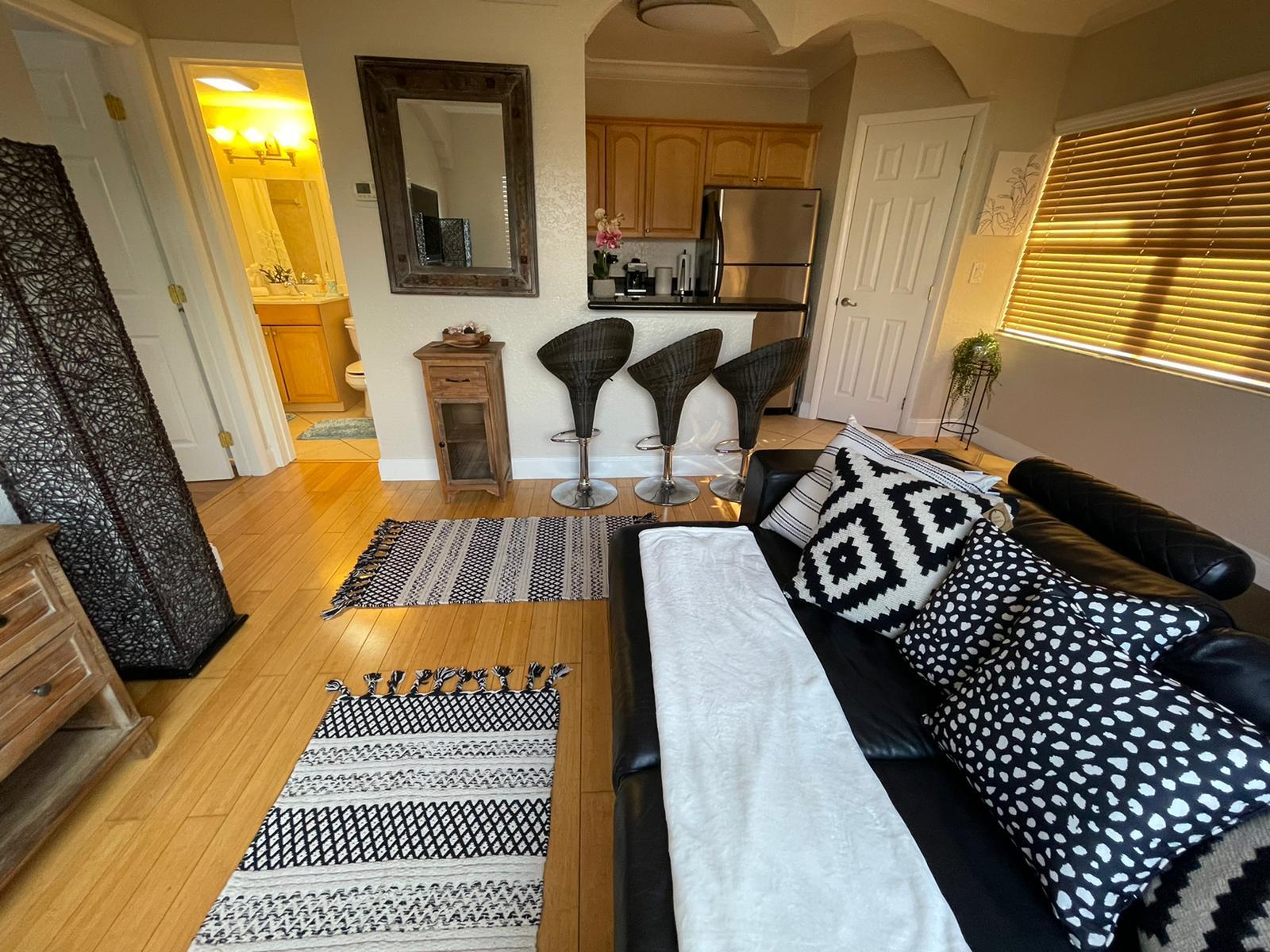 FURNISHED LIVING ROOM