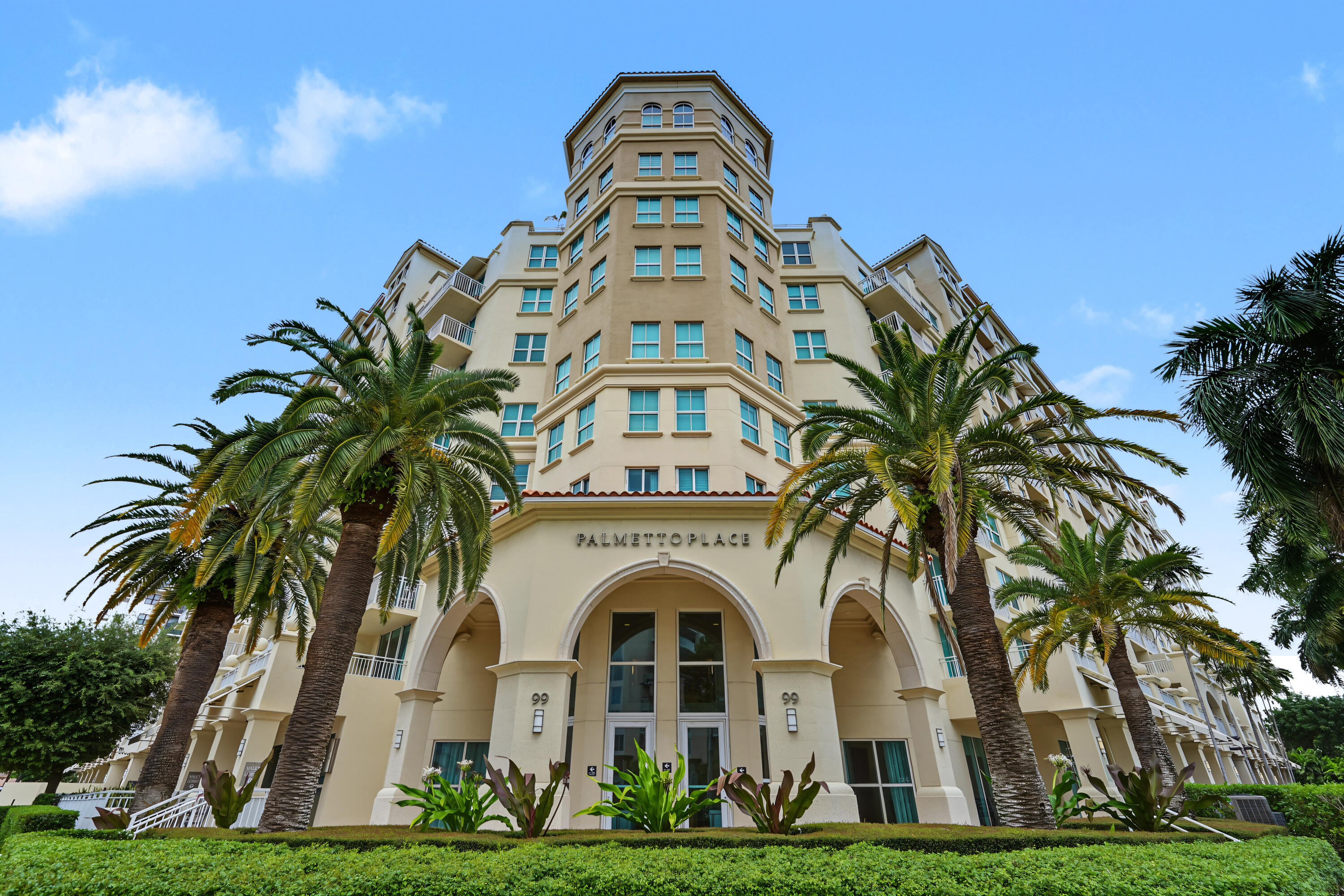 Palmetto Place | Main Entrance & Palm-Li