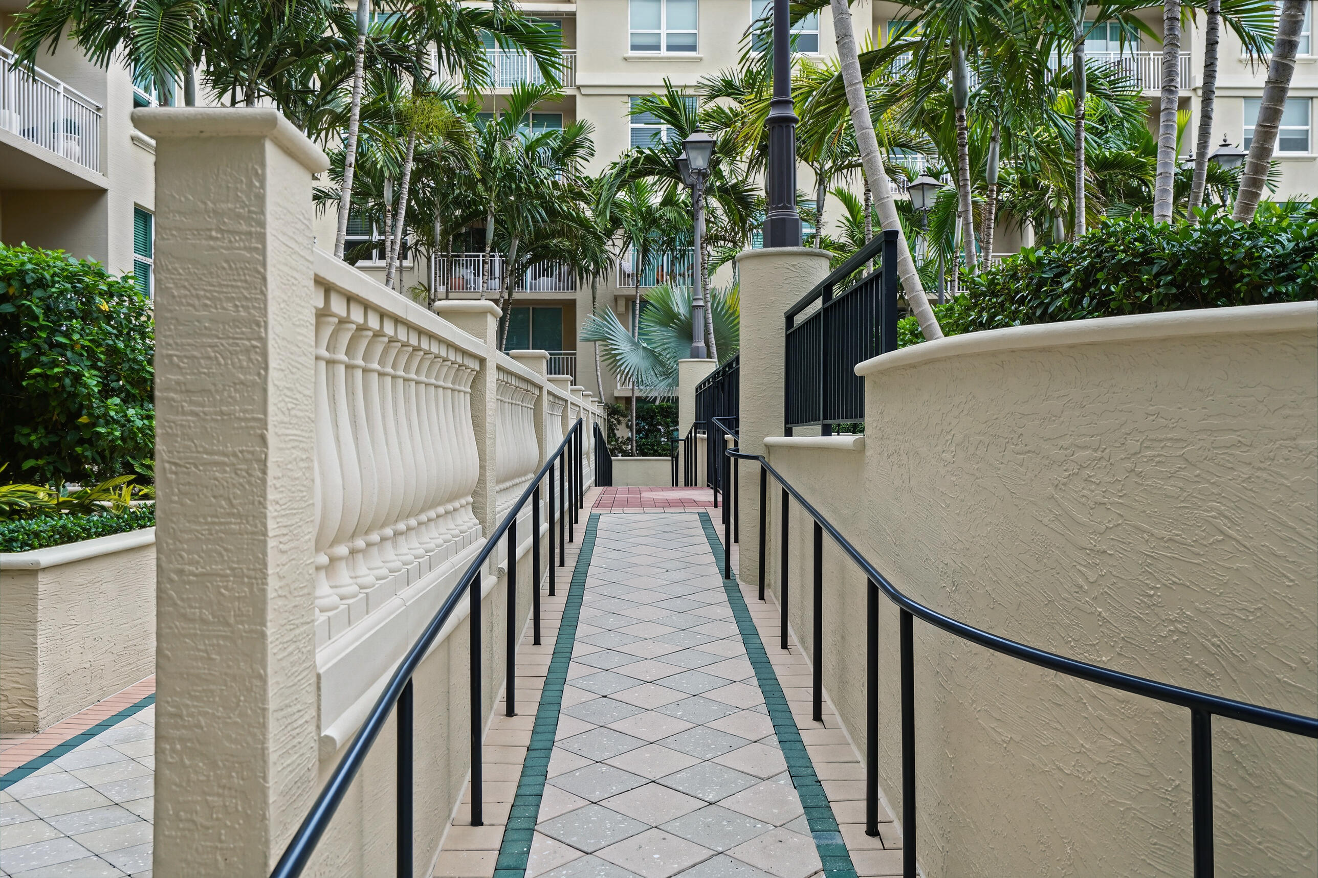 Palmetto Place | Landscaped Courtyard Pa