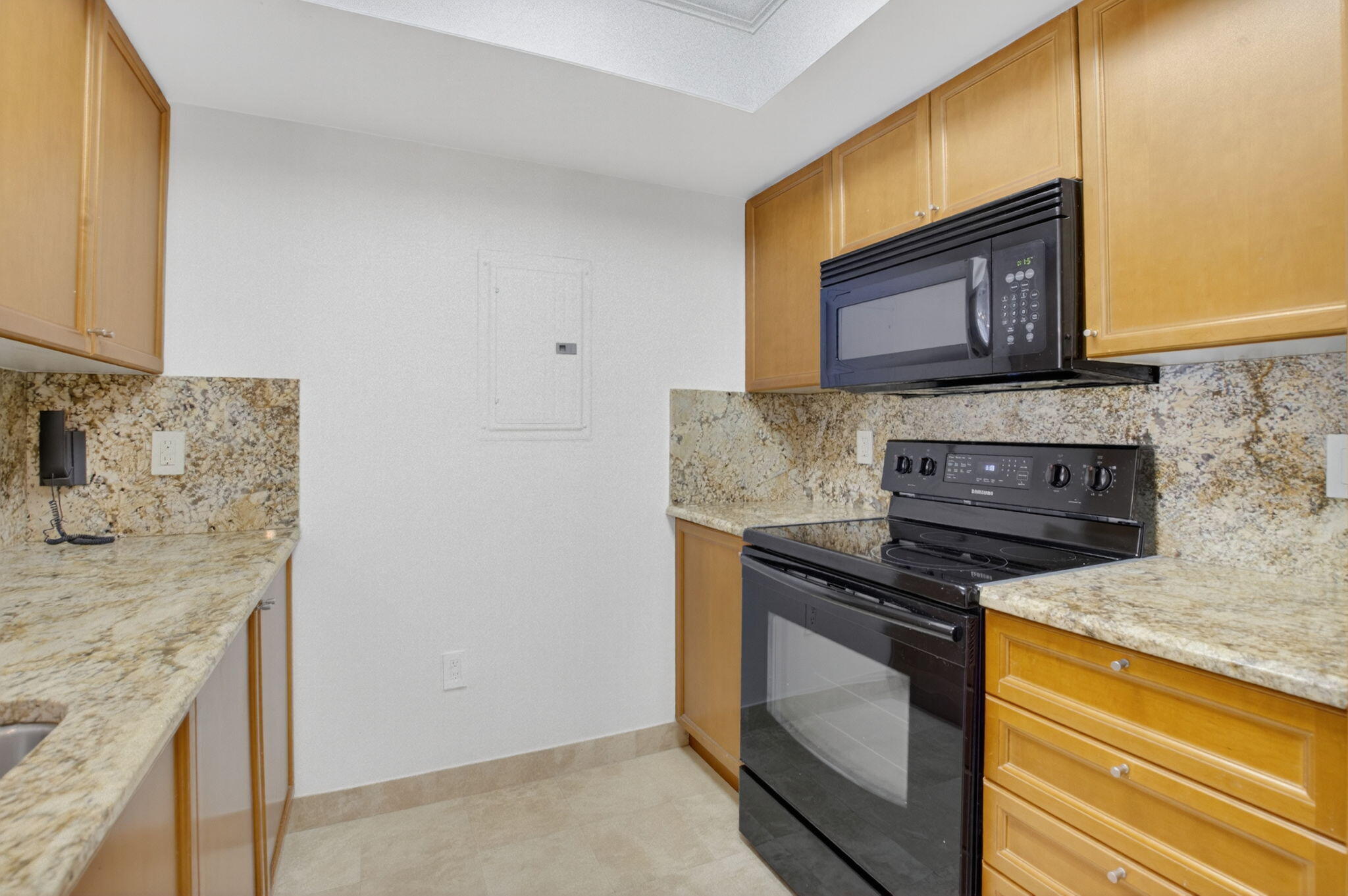 palmetto-place-residence-602-kitchen-02