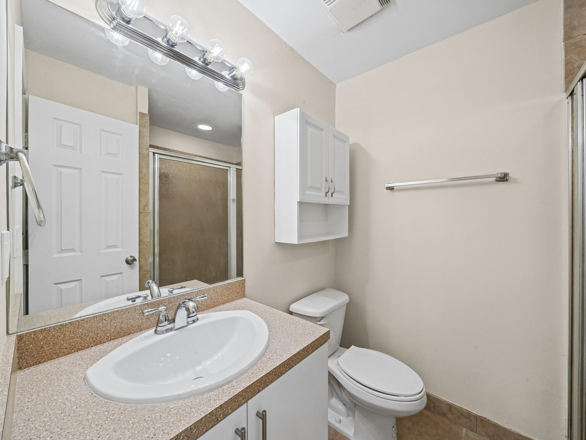 19 Guest Full Bathroom (2)