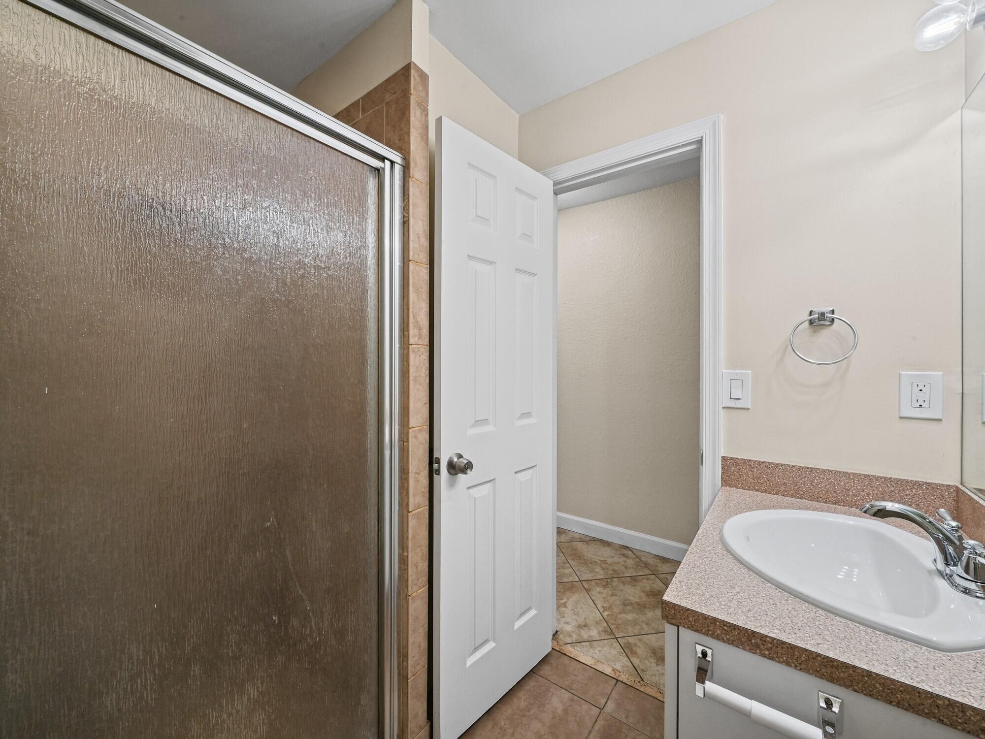 19 Guest Full Bathroom (3)