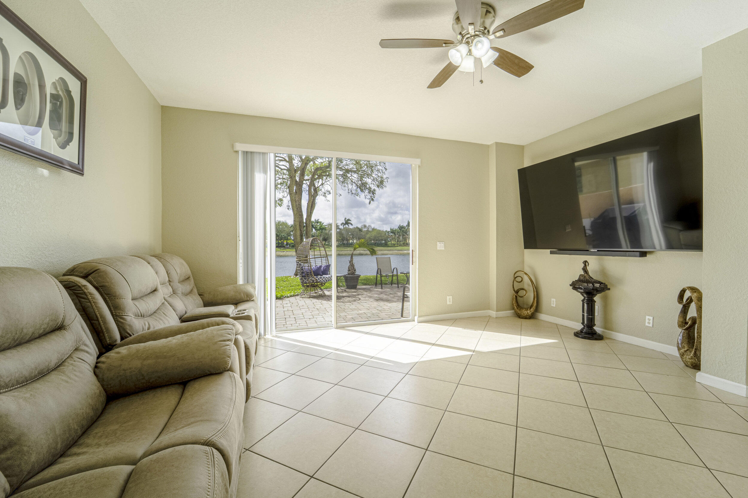 6_family room