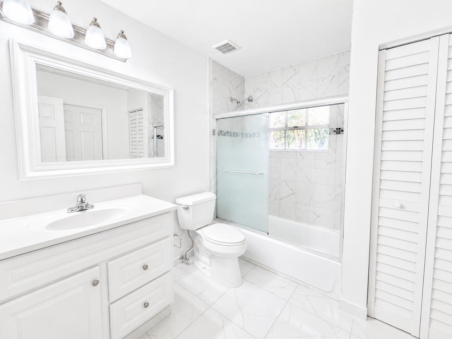 4th Bathroom (Up)