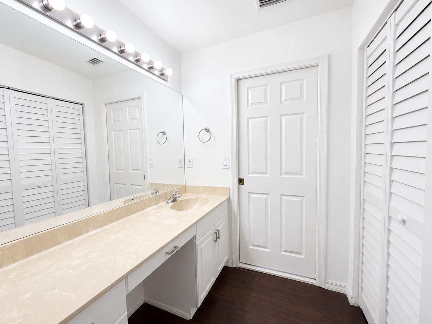 4th Bathroom (Up)