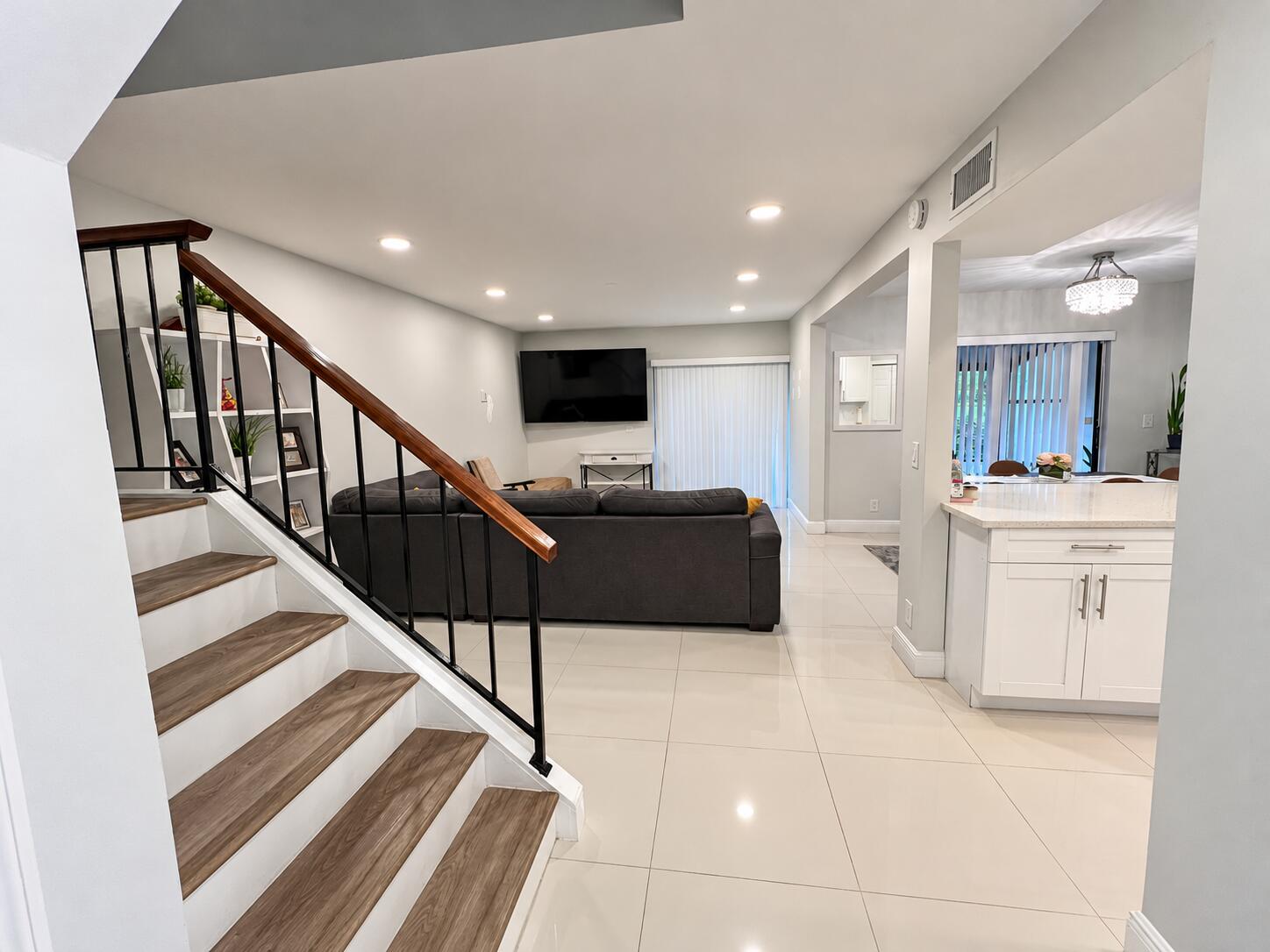 Polished real estate home photo-1