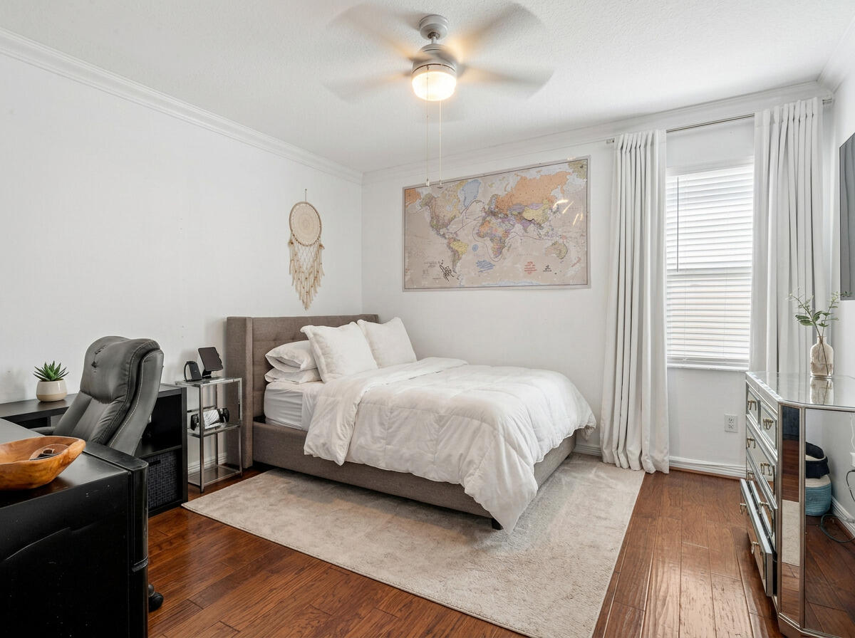 7576 Greenville - Guest Bed 01