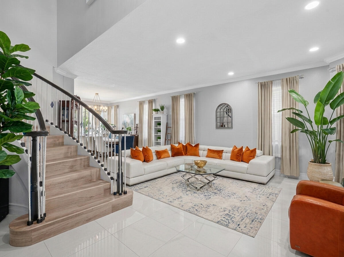 7576 Greenville - Living Room