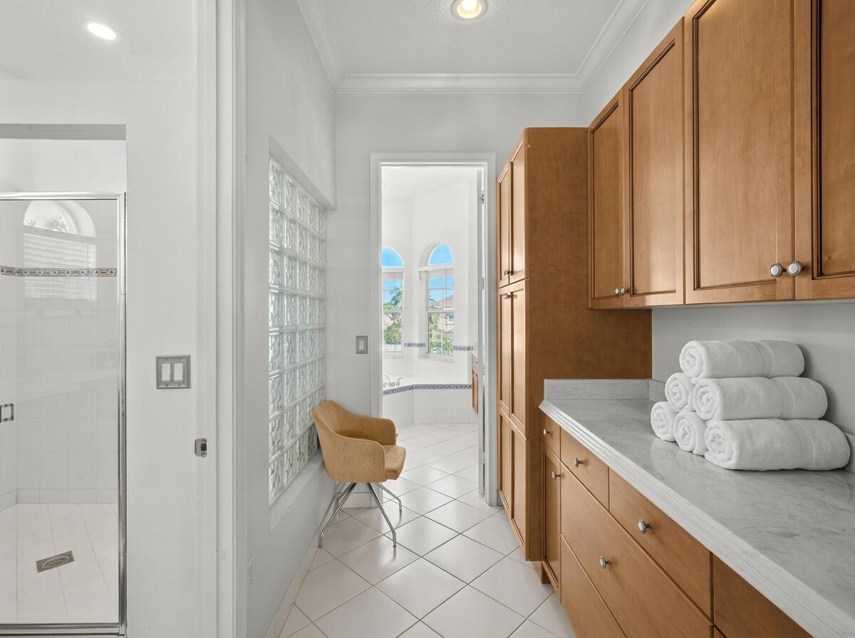 7576 Greenville - Primary Bathroom Entra