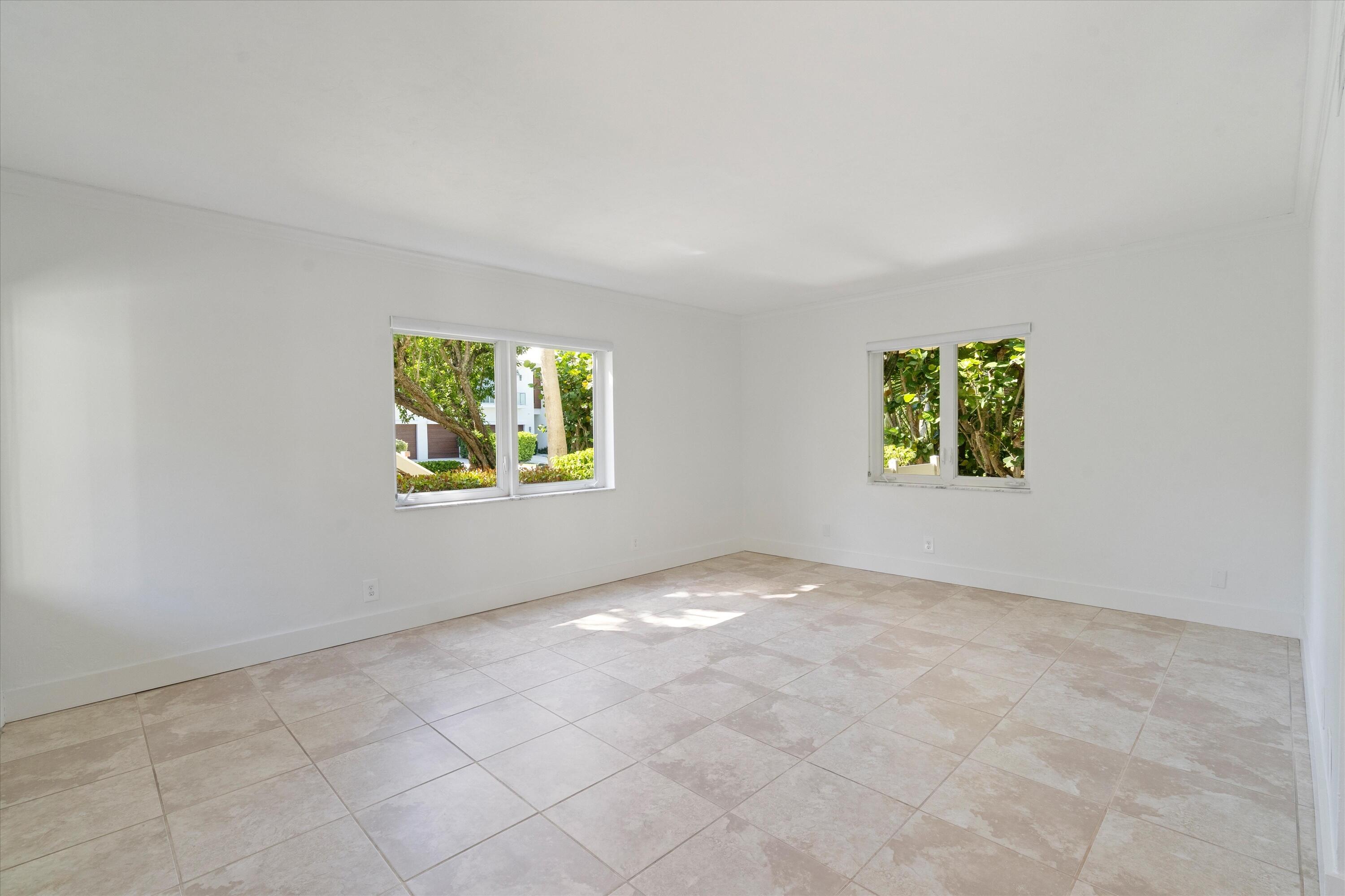 Living area, corner unit windows