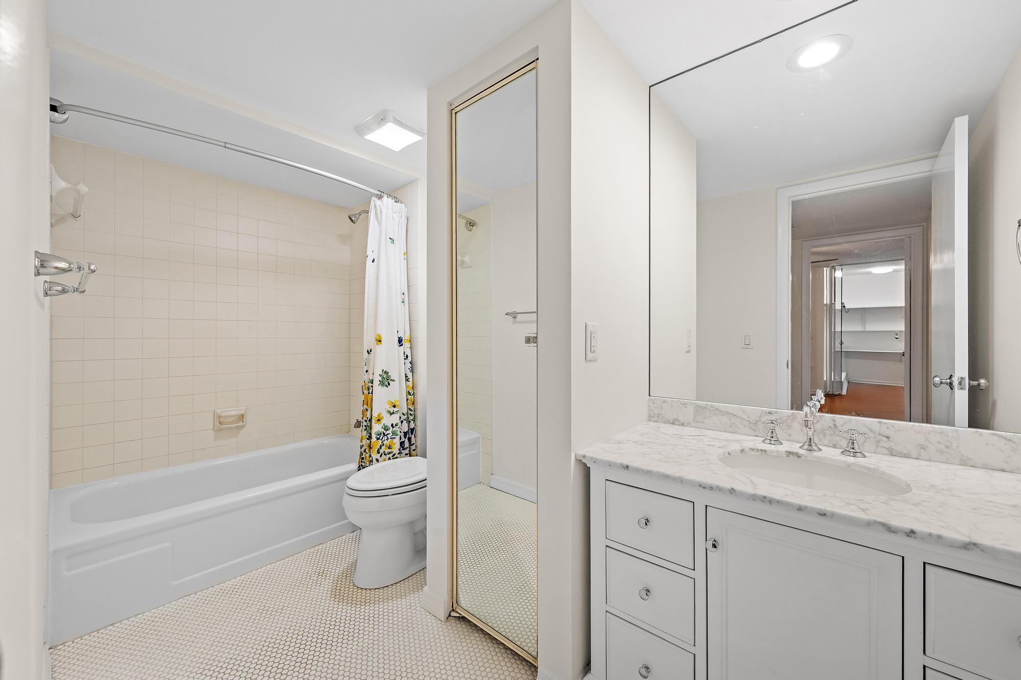 Upstairs 2nd bathroom