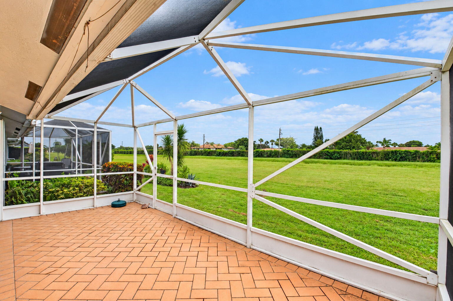 Corner lot with no direct neighbor. Canal view
