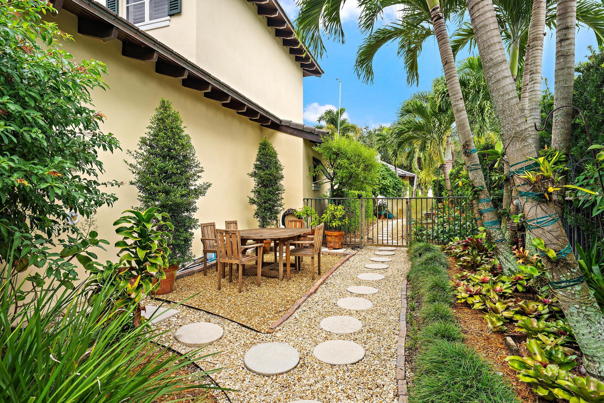 210 Echo Dr-47