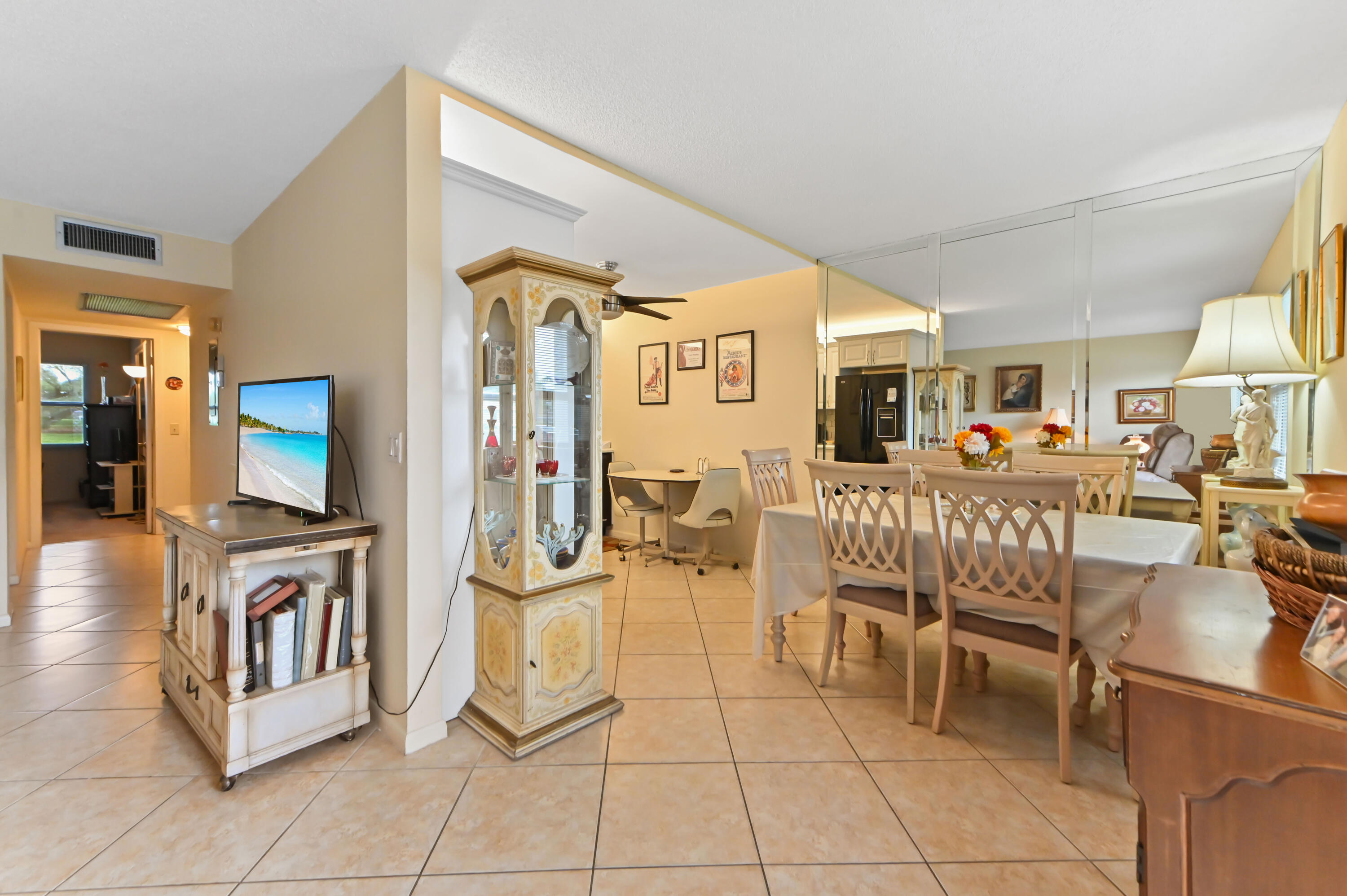 08 Dining area