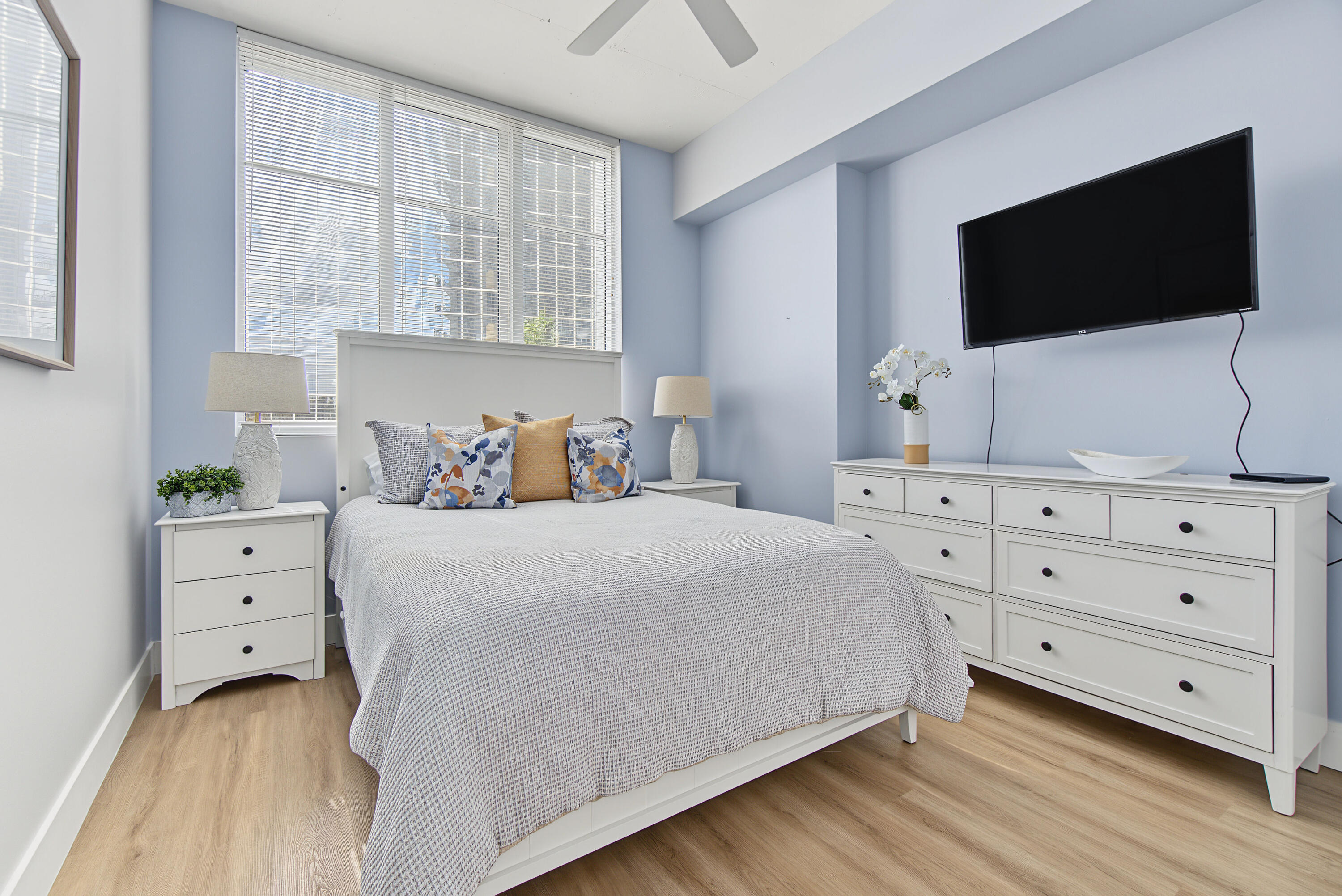 Guest bedroom with Queen bed