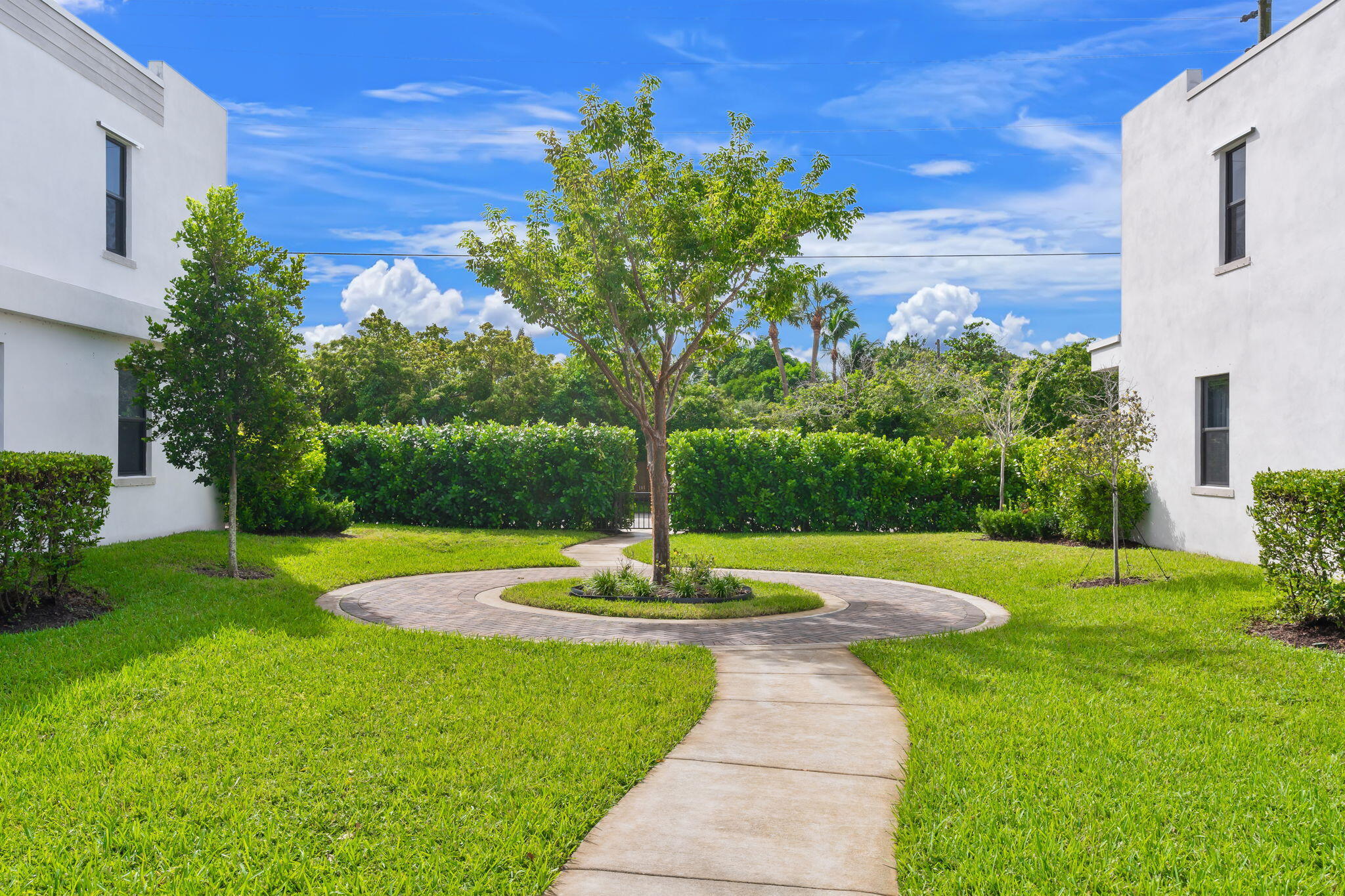 34-web-or-mls-529 NW 17th St, Fort Laude