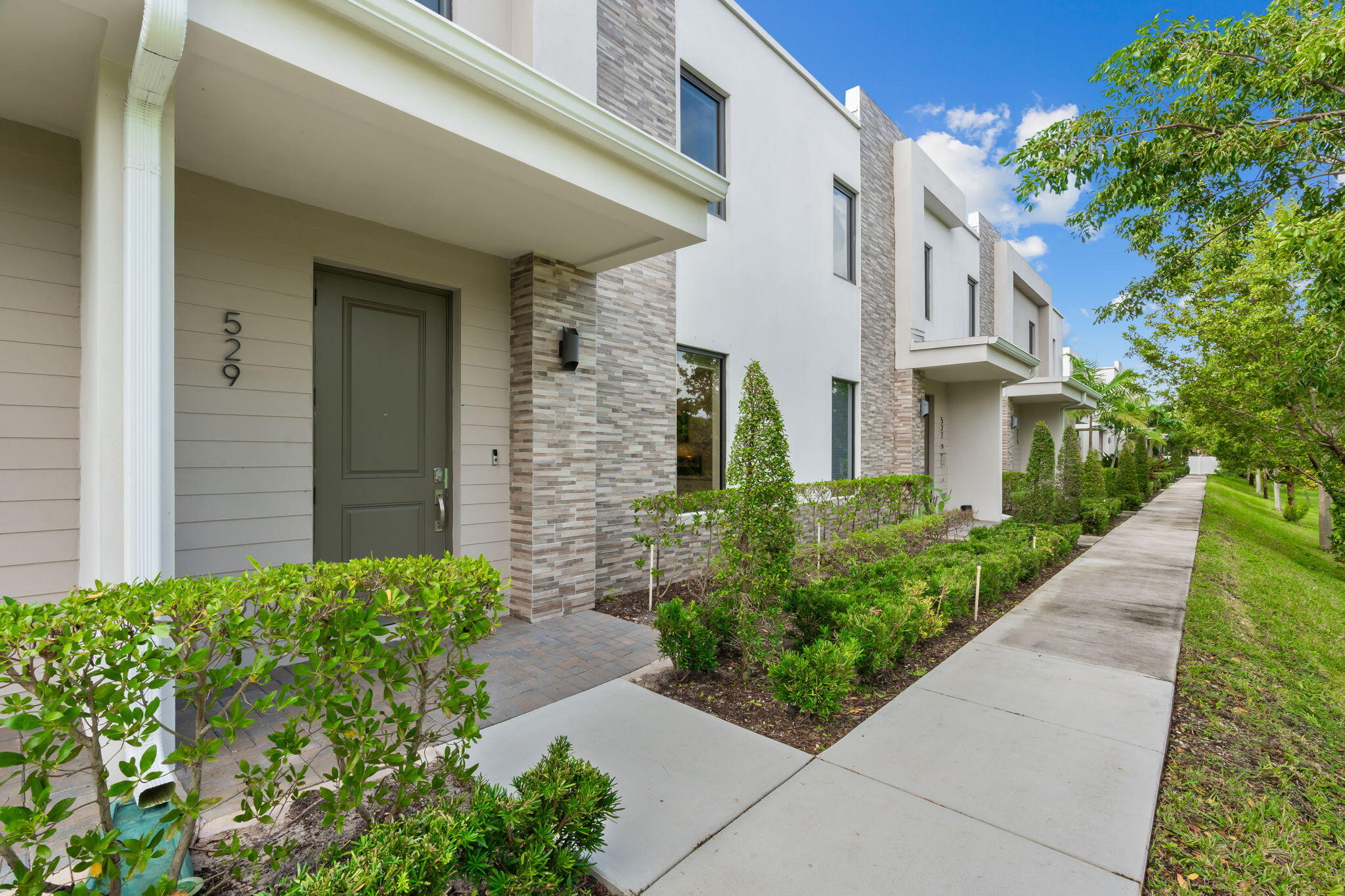10-web-or-mls-529 NW 17th St, Fort Laude